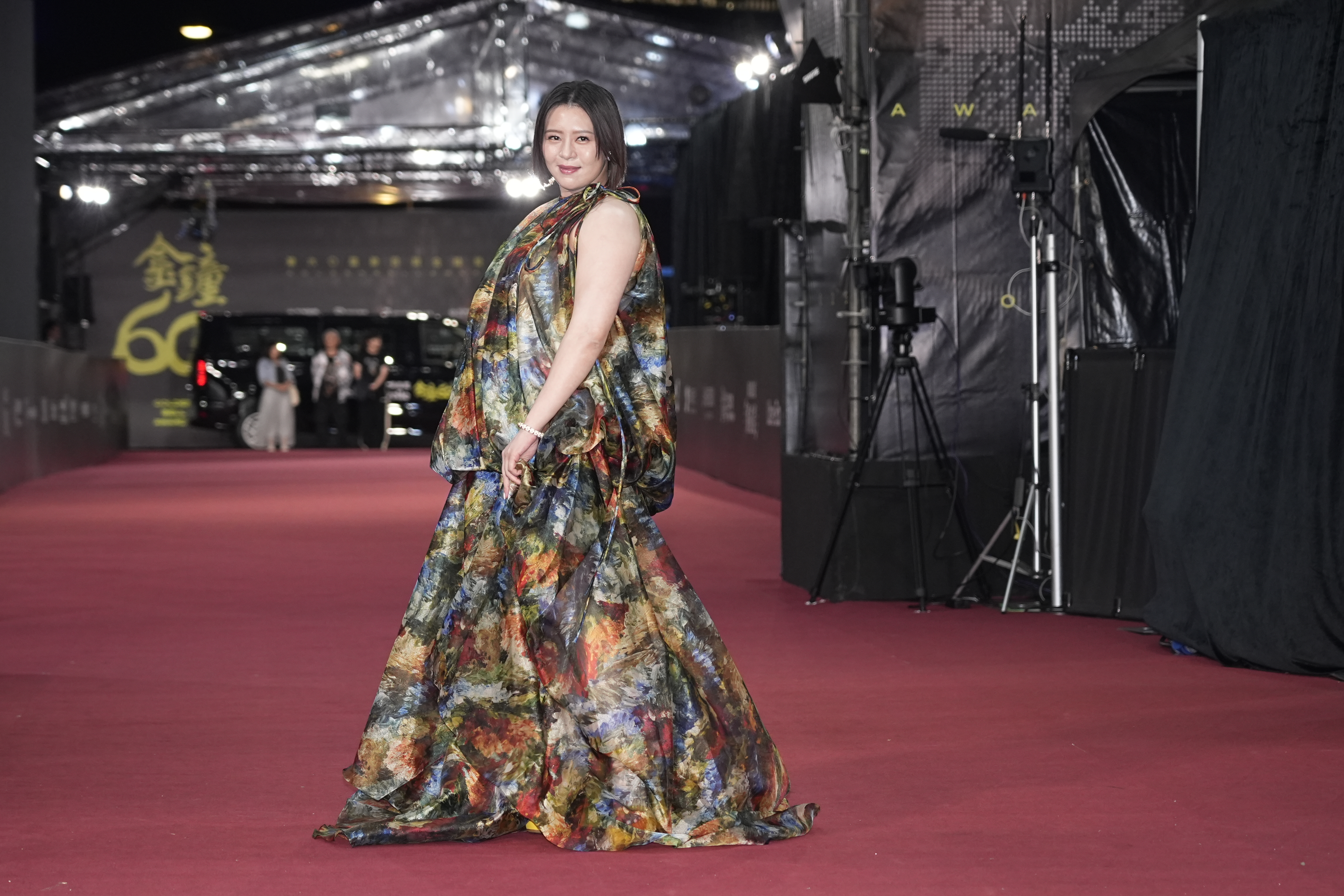 劉品言挺9個月孕肚走紅毯。