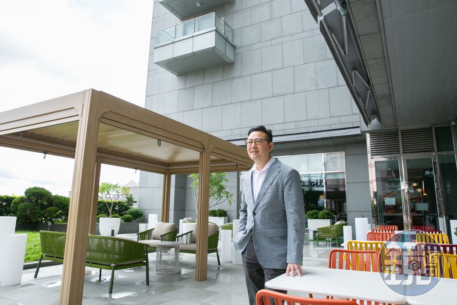 Two Tails是雙北市少有大露台的飯店,馮傑將此打造成一個大的社交場所,除了用餐外,還可辦戶外Party。