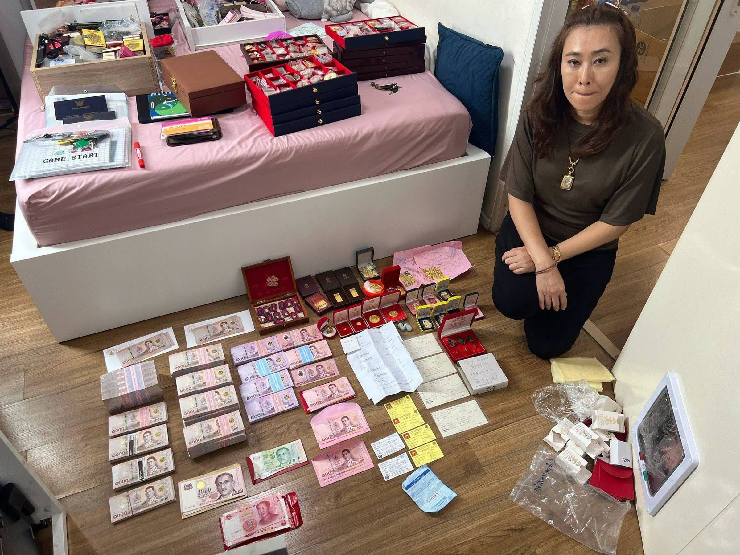 泰國警方持法院核發的逮捕令，直搗愛姐位於巴吞他尼府空鑾縣的豪宅展開攻堅搜查。（翻攝畫面）