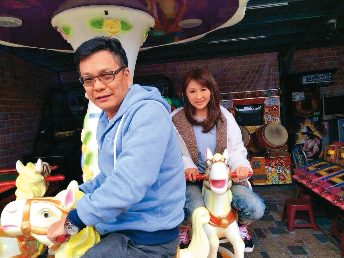 沈玉琳（前）與經紀人老婆芽芽（後）交往沒多久就結婚，婚後重心全都轉移到家庭。（翻攝自沈玉琳的御琳軍粉絲團）