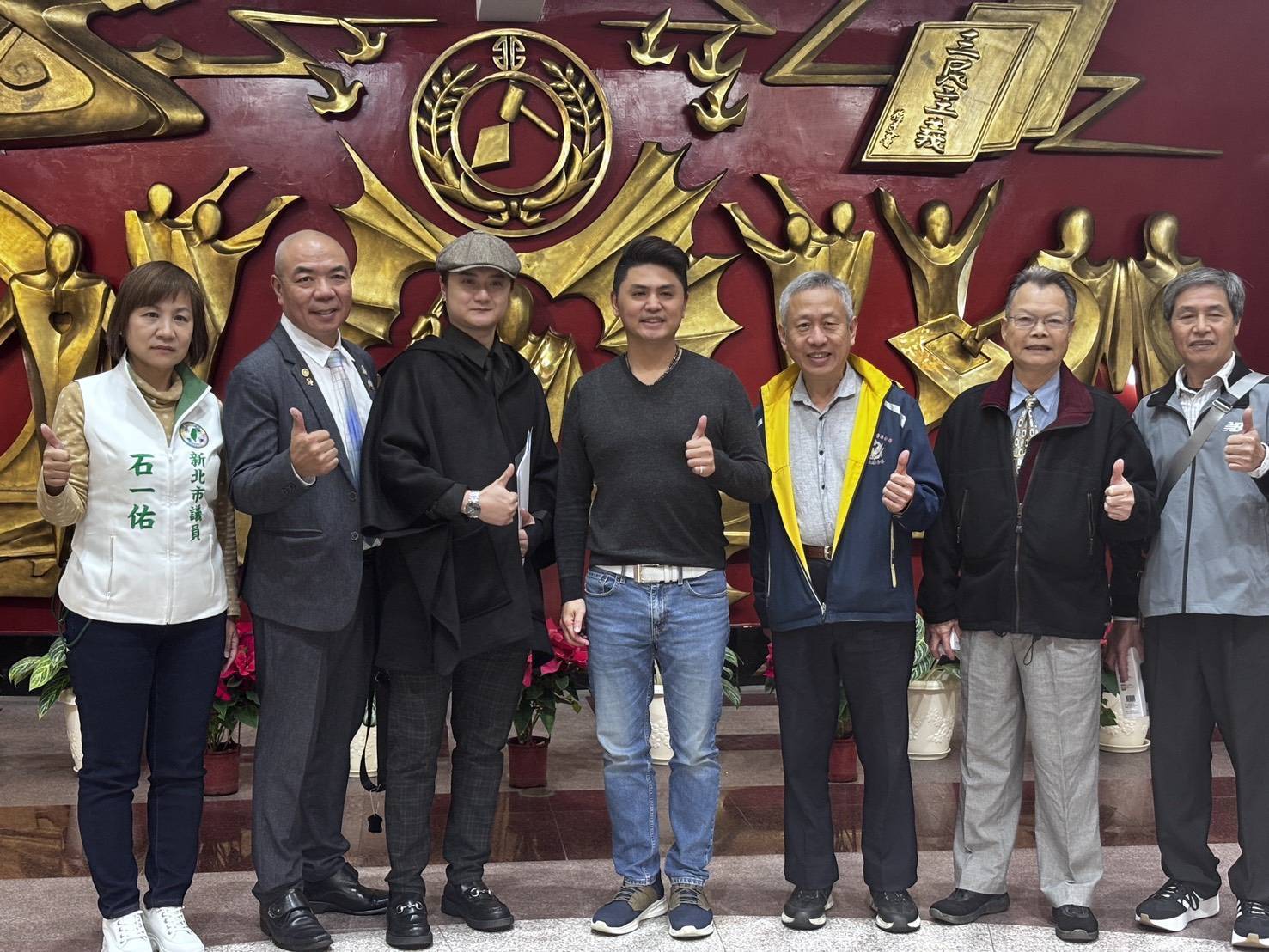 新北市議員石一佑（左一）與楊朴睎（左三）和議員廖宜琨（中）關心兒少保護與弱勢照顧問題。（社團法人台灣楊金發公共議題關懷協會提供）