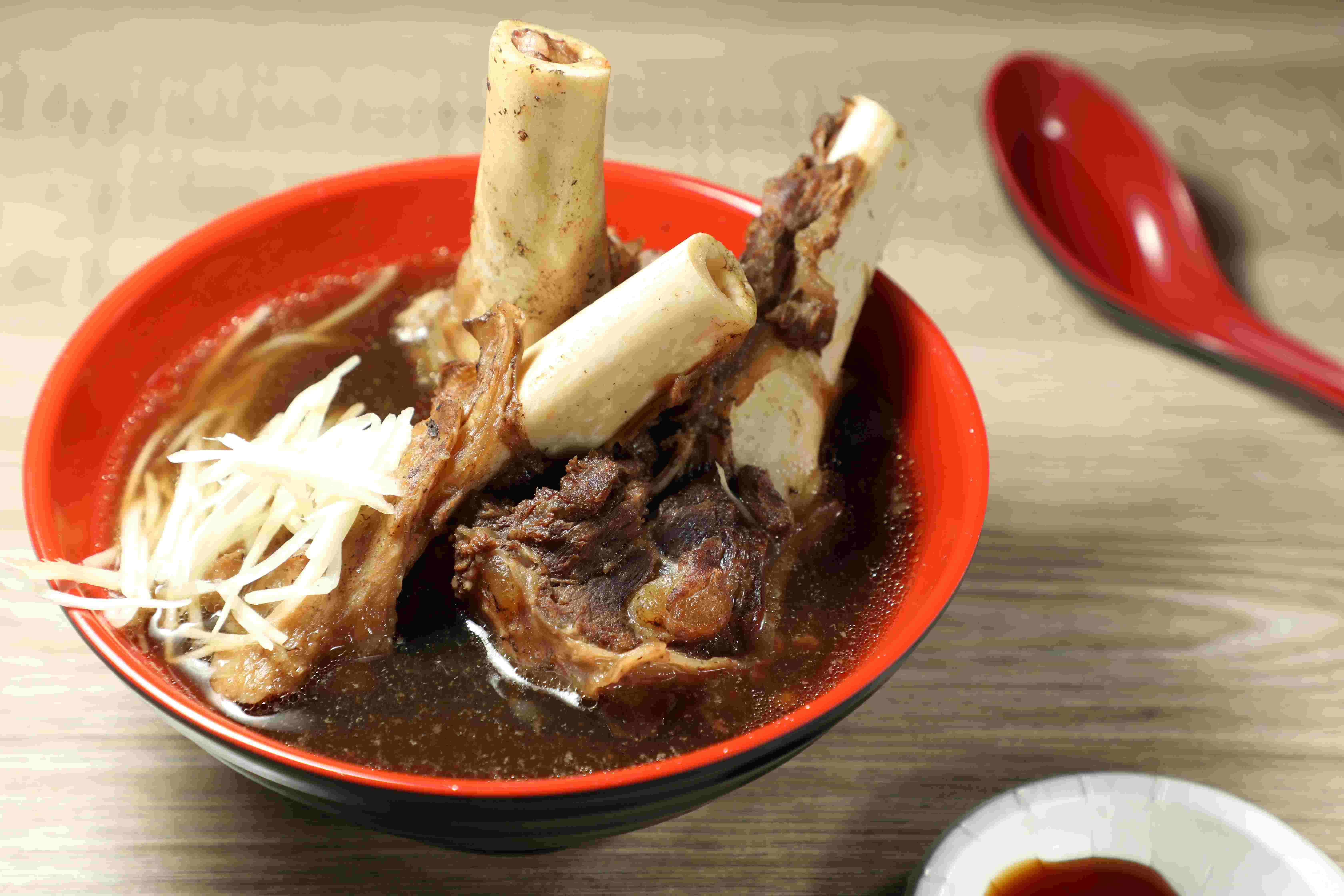 侯友宜市長最愛大碗公的「羊大骨湯」,不僅要啃骨邊肉,還要吸骨髓。(175元/份)