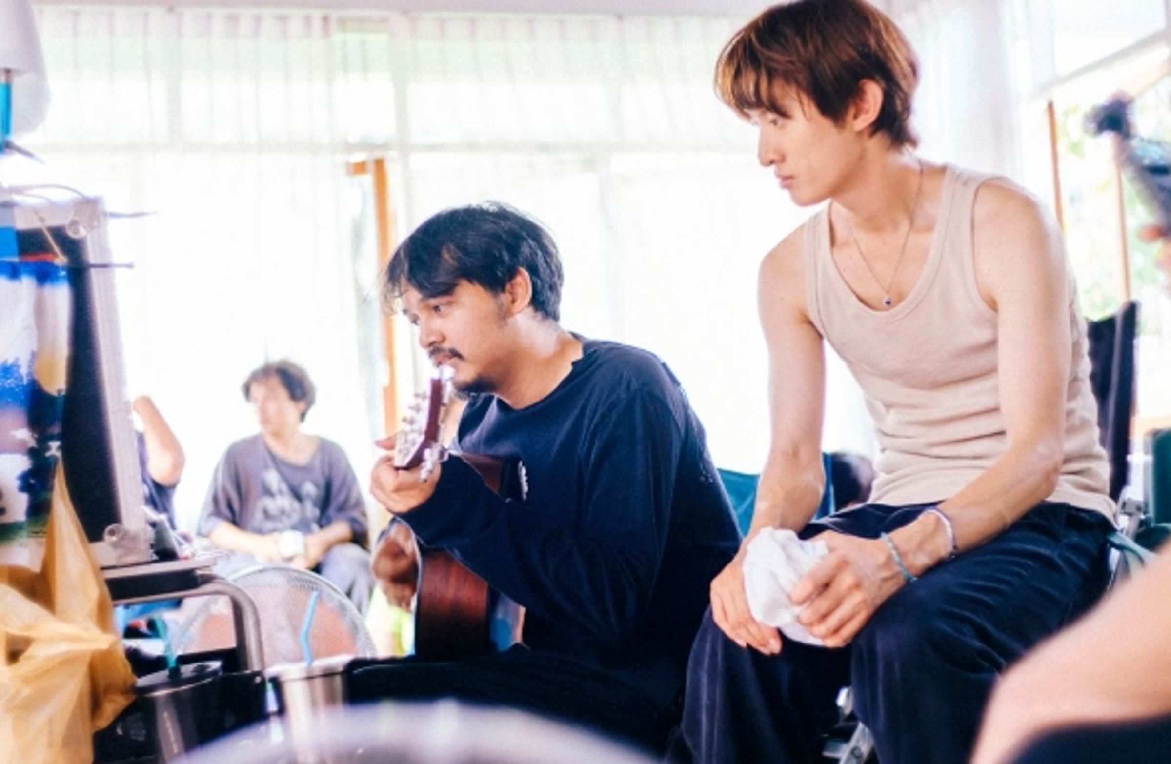 向井康二（右）飾演的小海熱愛音樂，導演維拉奇通吉拉也因為喜愛音樂認為歌曲更能引發觀眾共鳴，而創作了《未完的情歌》。（翻攝自《未完的情歌》IG）