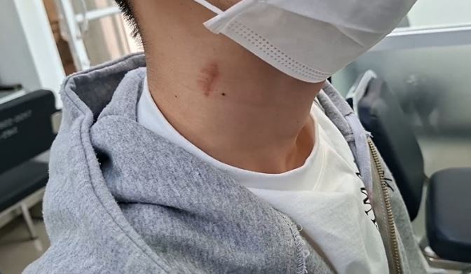 1名長相帥氣的24歲受害者「小推」參加潑水節慶典被一群跨性別人士鎖定猥褻。（翻攝自amarintv）