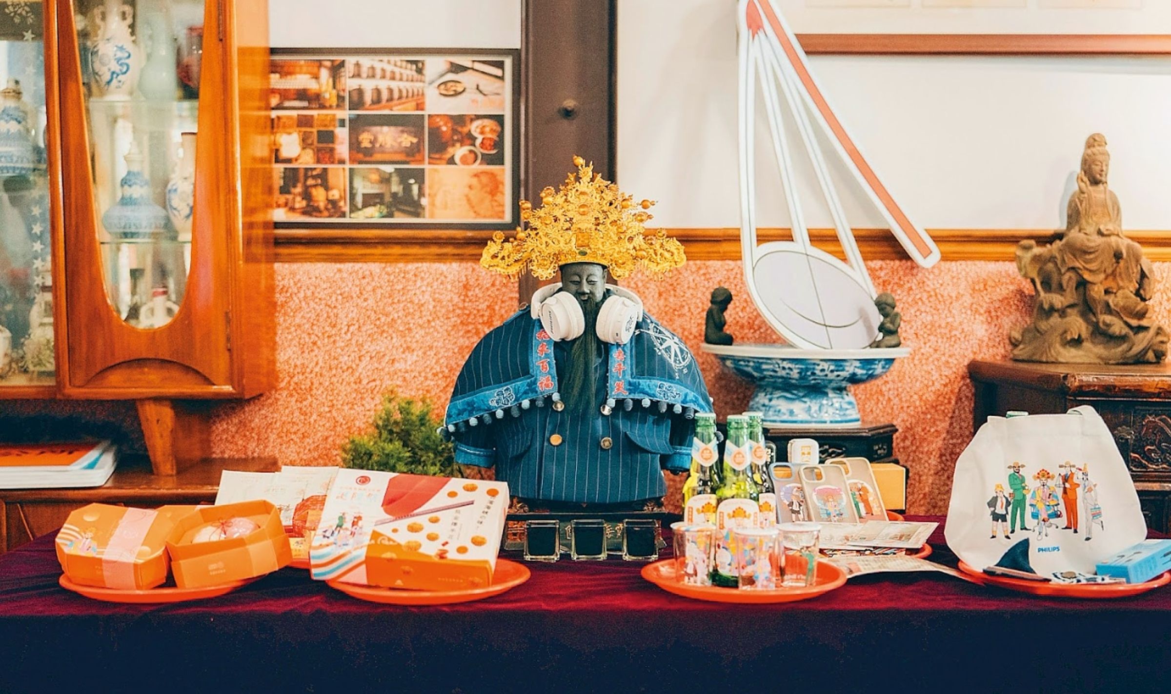 台北霞海城隍節結合在地時裝品牌與文化創意,讓城隍爺化身為走入當代的「西裝歐巴」。(圖/台北霞海城隍廟)