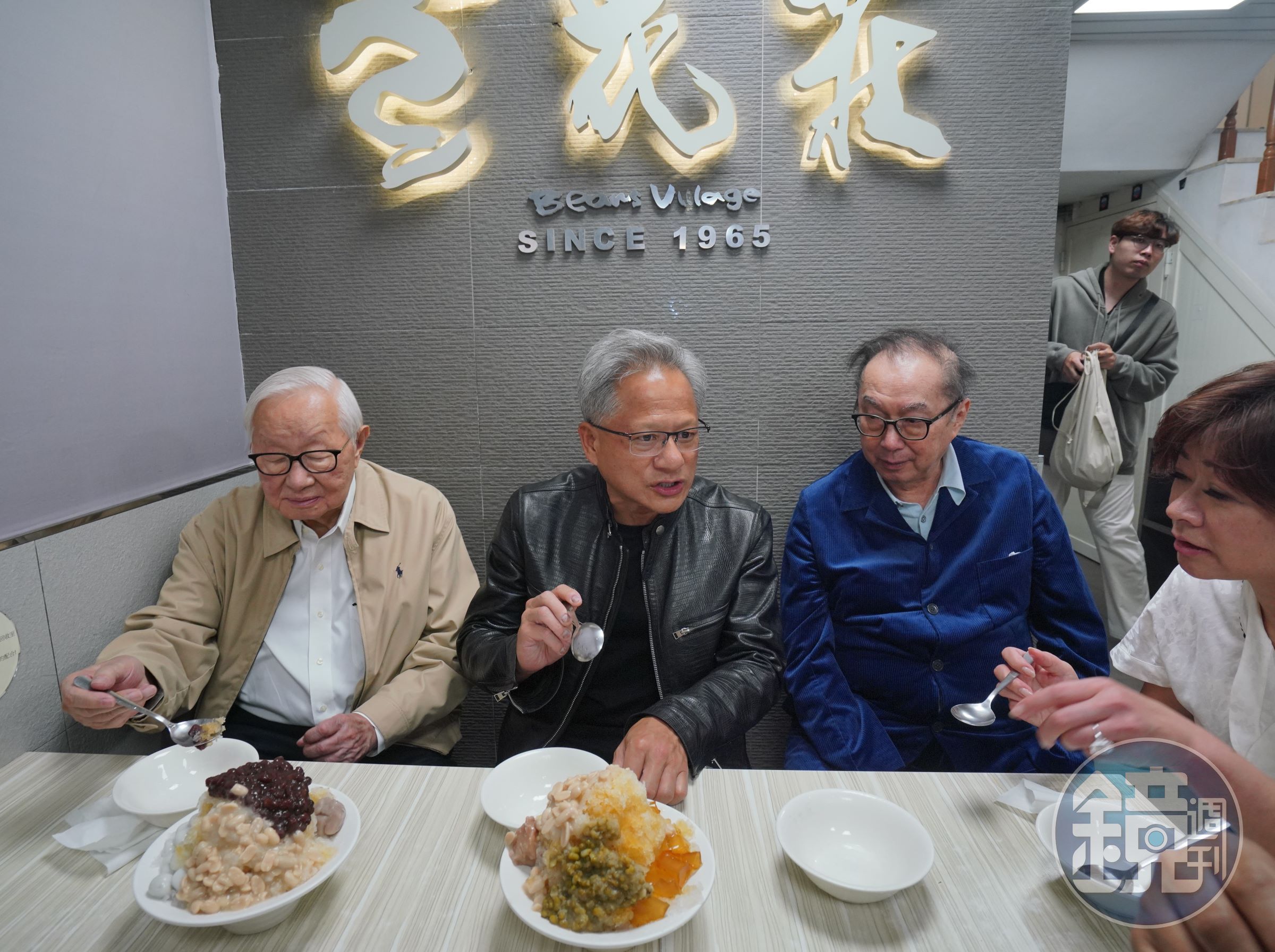 輝達執行長黃仁勳(中)很親民、愛吃夜市小吃,還帶著台積電創辦人張忠謀(左)、廣達董事長林百里(右)到豆花莊歇腳呷涼。