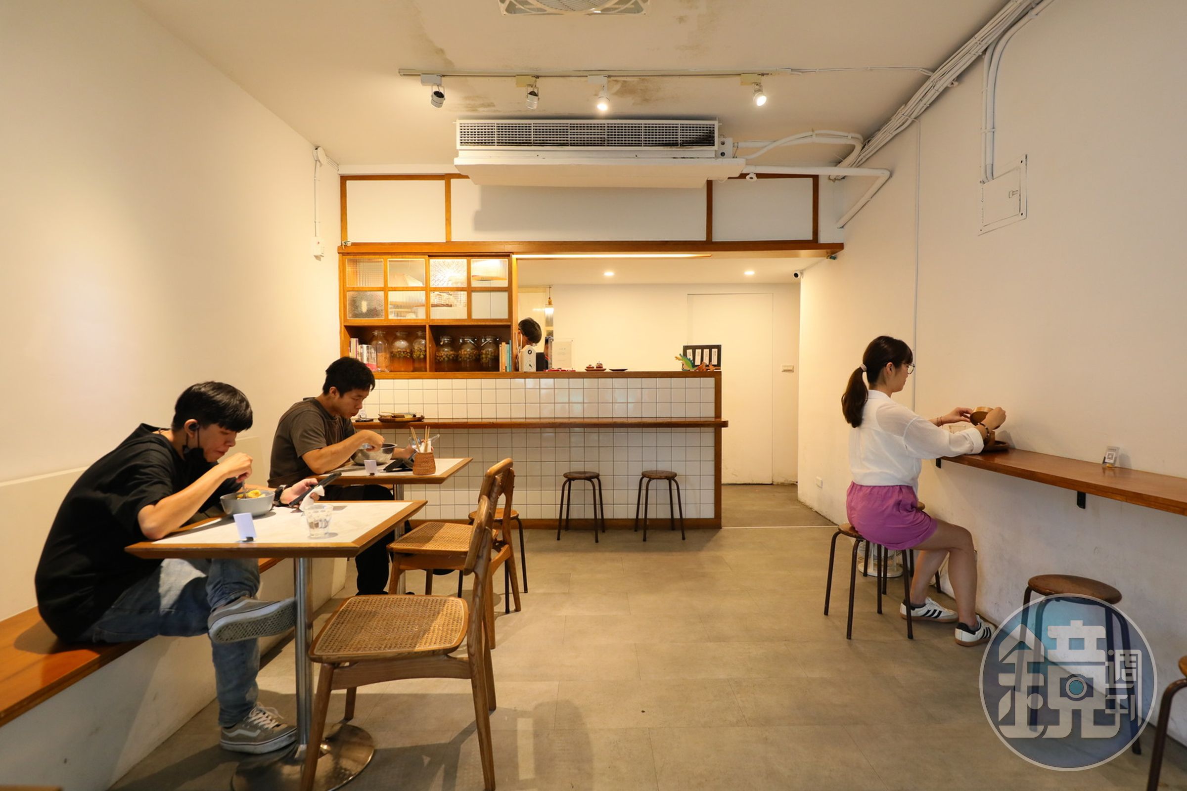「Kitchen Island中島」白磚和木頭相間的空間，給人很放鬆的用餐感受。