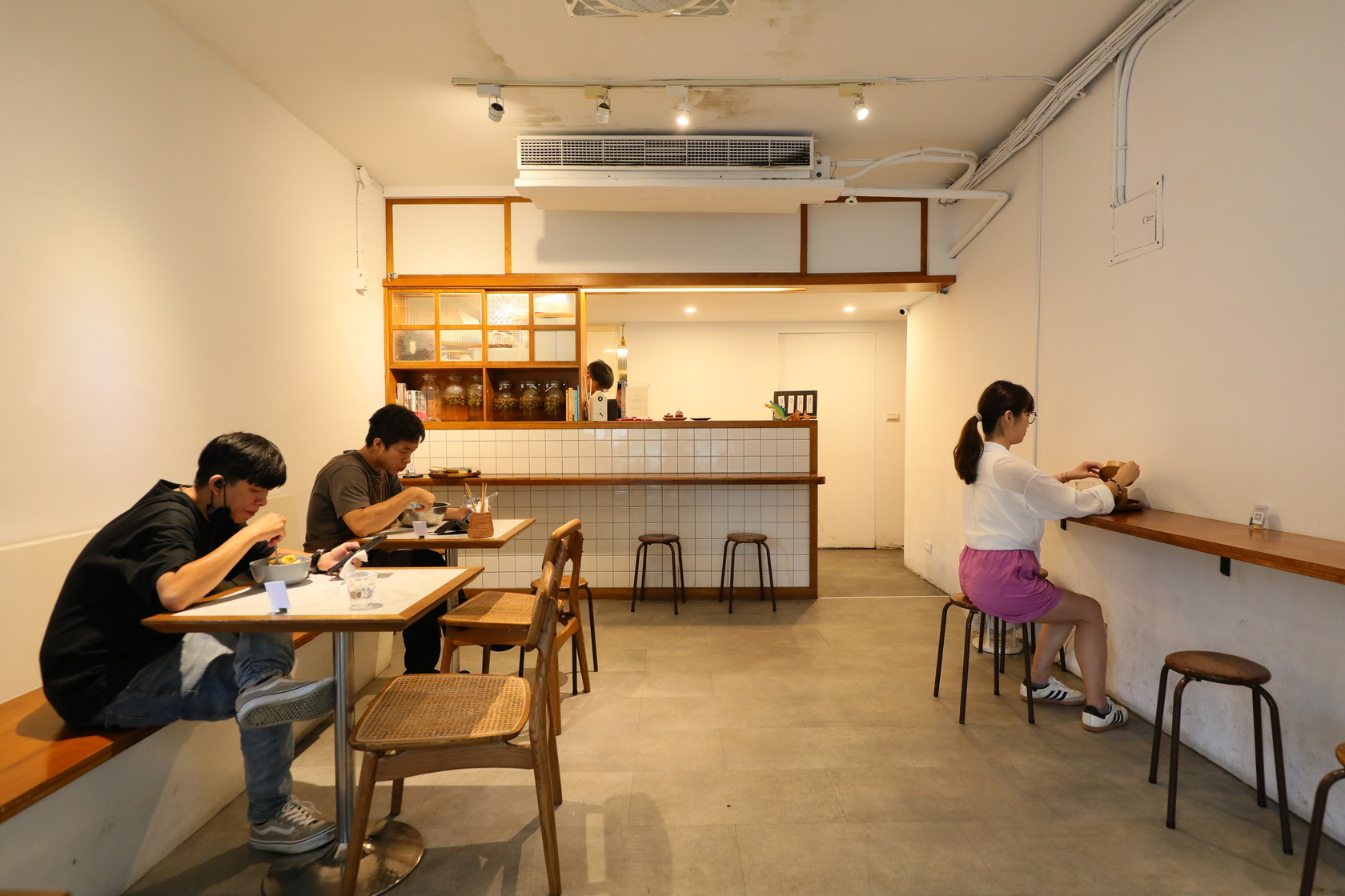 「Kitchen Island中島」白磚和木頭相間的空間，給人很放鬆的用餐感受。