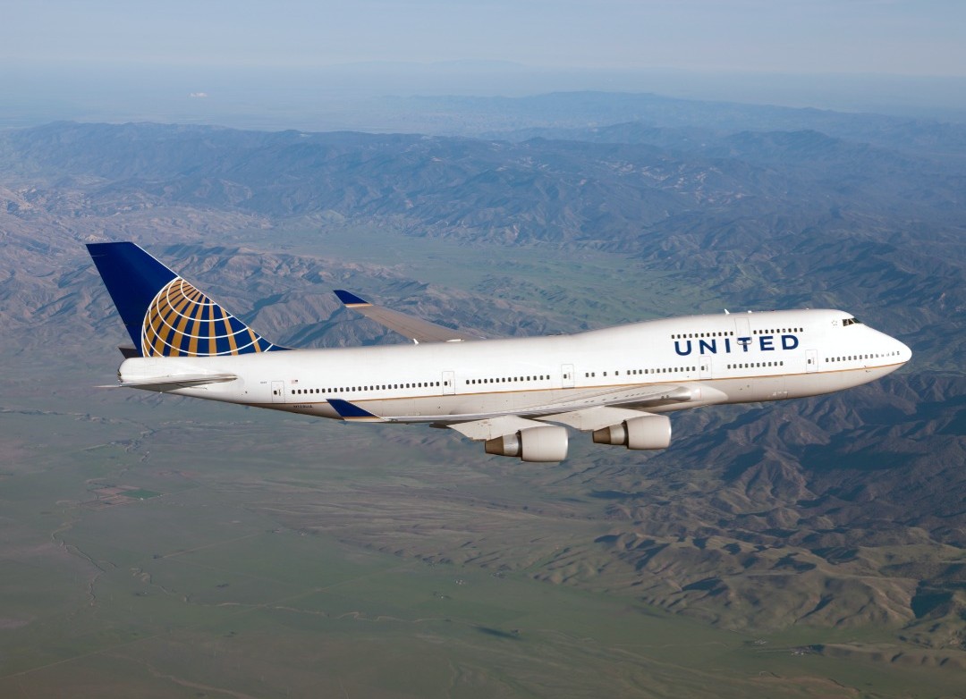 美國聯合航空1架國內航線班機昨日降落聖地牙哥機場前，疑約在3,000英尺高空上撞上1架無人機，所幸最終安全降落；聯合航空示意圖。（翻攝自臉書@United﻿）