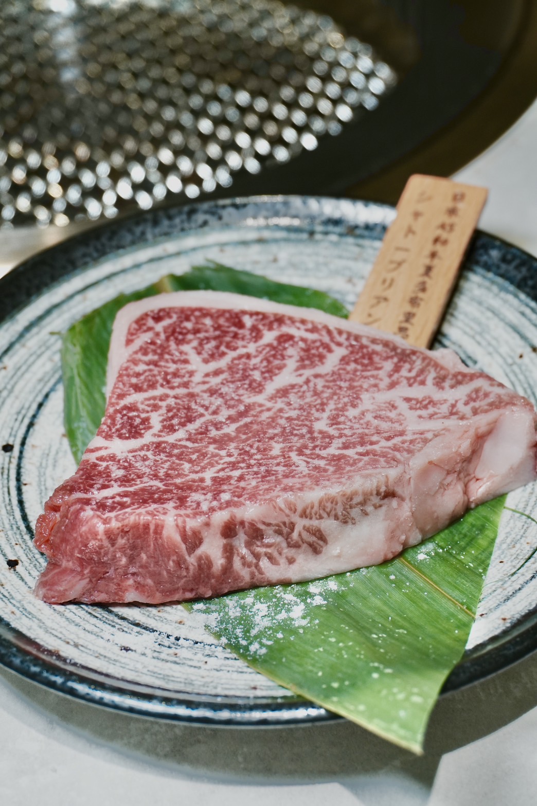 「日本A5和牛夏多布里昂」是位於菲力的中心部分，不僅肌理細膩、肉質柔嫩，油花也相當細膩。（980元／份）