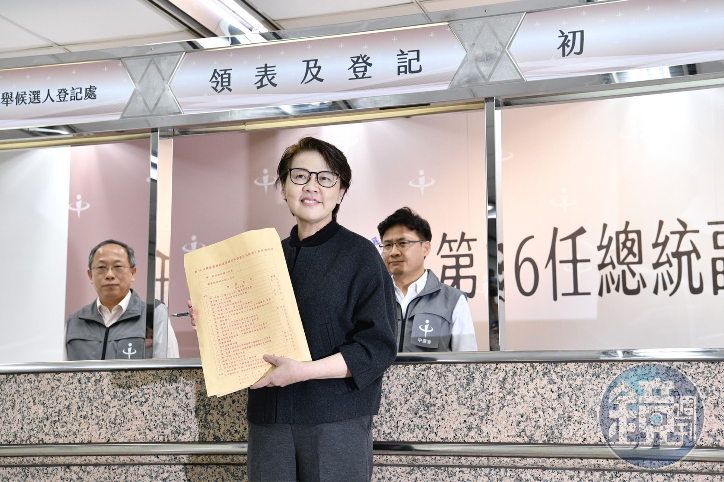 黃珊珊下午現身中選會代柯文哲領表。