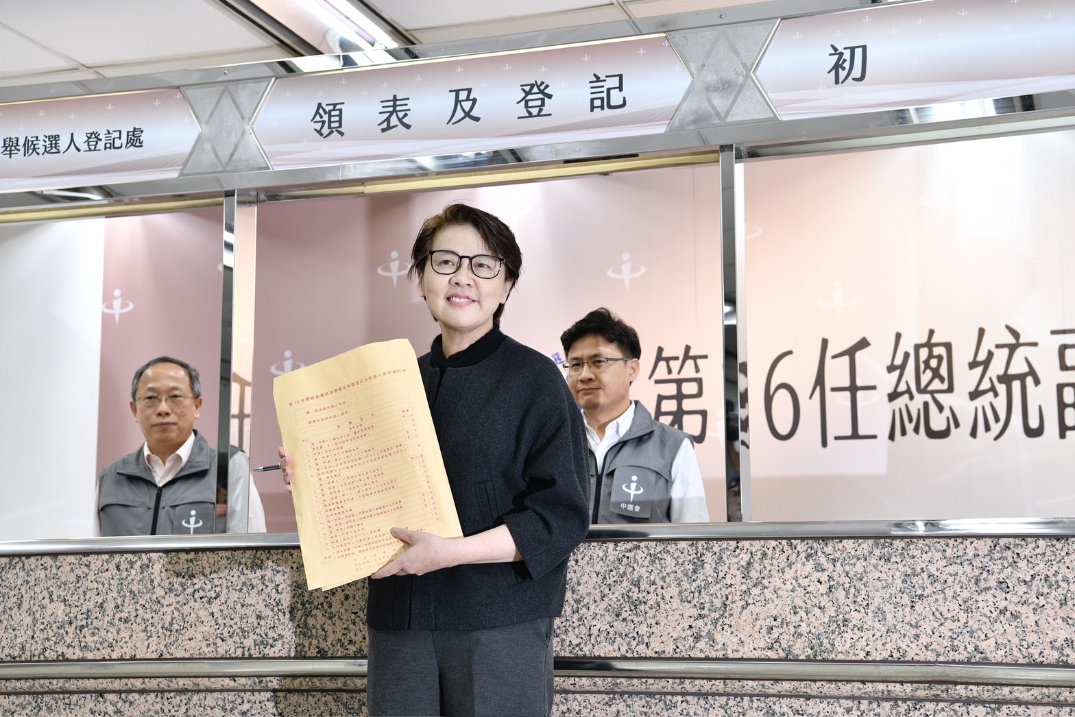 黃珊珊下午現身中選會代柯文哲領表。