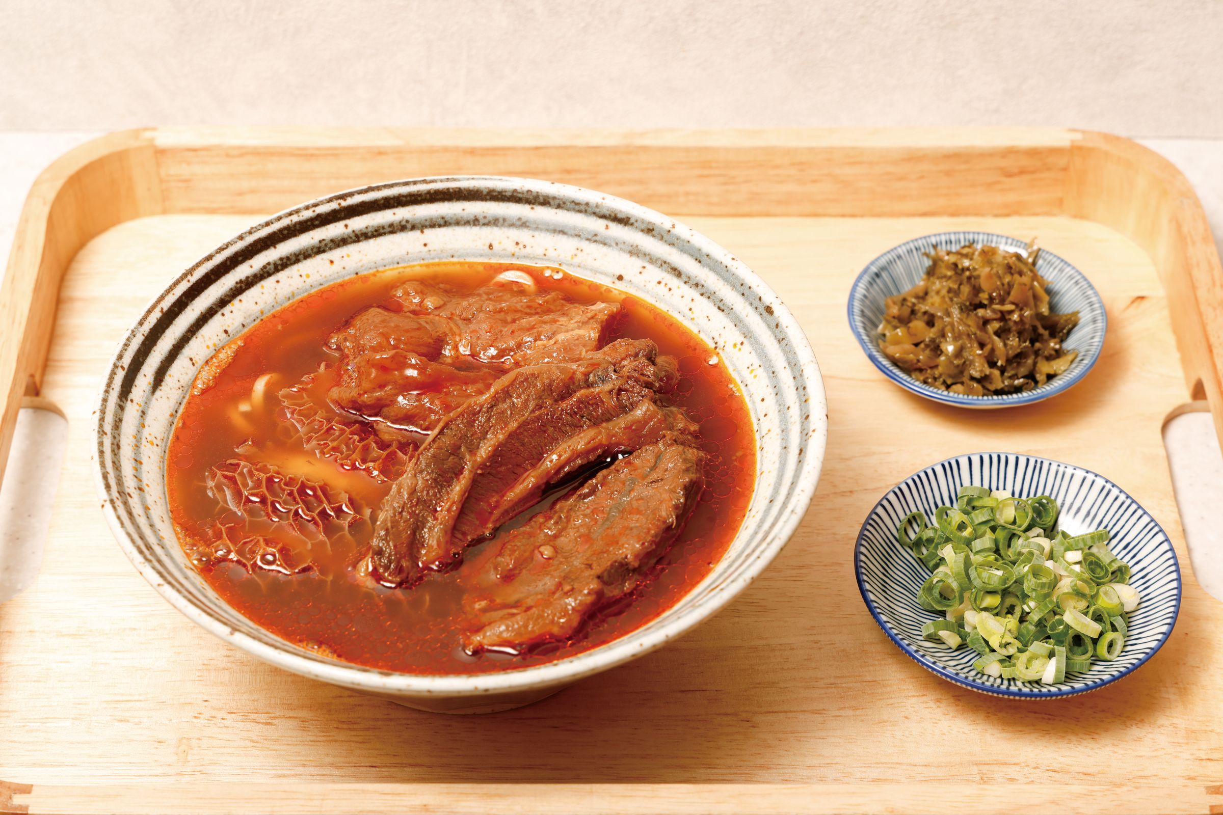 「御真牛餐館」的牛肉麵以筋肉交織的牛腱心搭配紅燒湯頭,十分對味。
