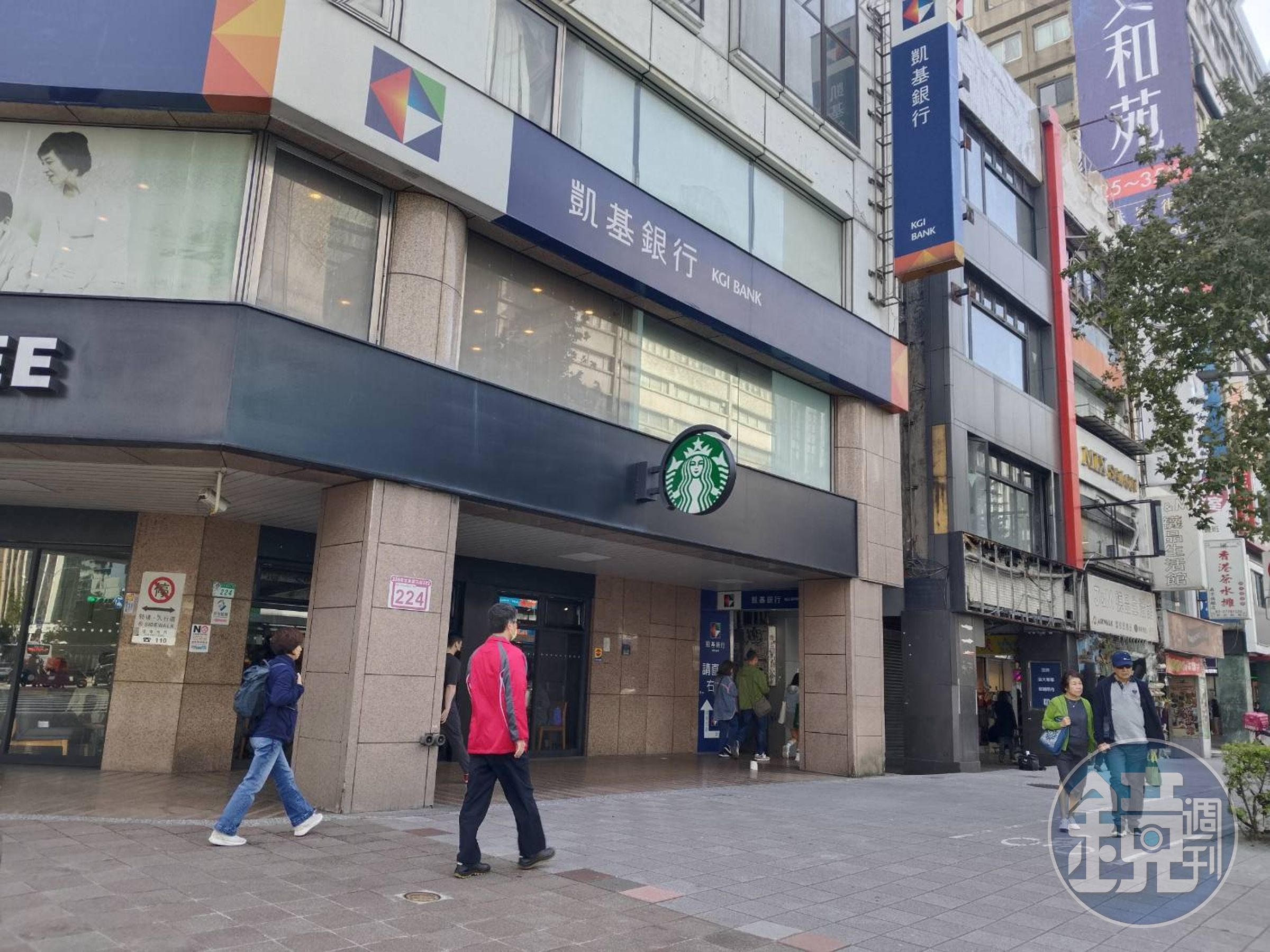 傳出這家在裝潢的店面，就是在中國打敗星巴克的瑞幸咖啡，直接開在星巴克旁邊。