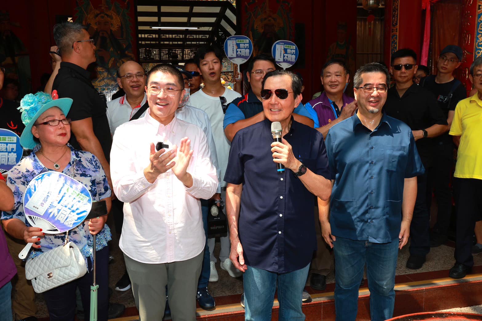 謝國樑邀多名國民黨、民眾黨人士到基隆站台，前總統馬英九（墨鏡者）昨日到基隆宣傳反罷免。（翻攝自臉書＠謝國樑）