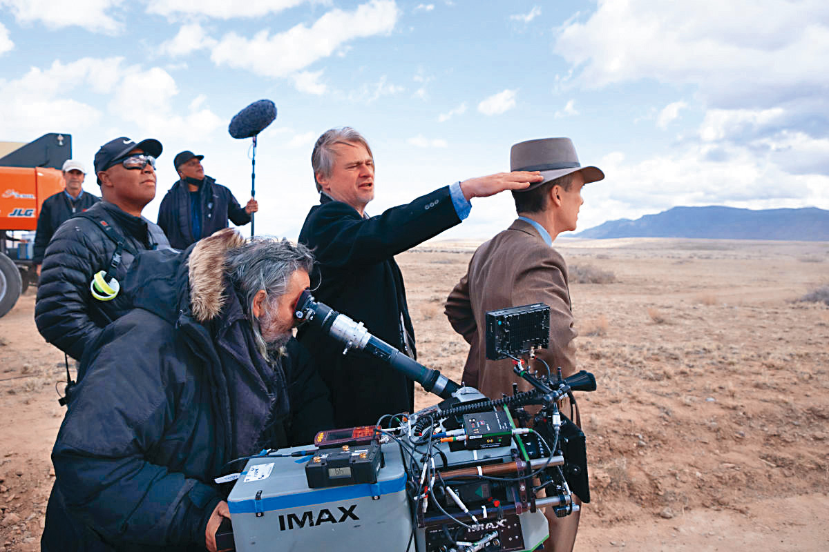 《奧本海默》導演克里斯多夫諾蘭（右二）在劇本階段已決定好影片內容，選角指導約翰帕西德拉的任務是找到正確人選。 （翻攝自mensjournal.com）