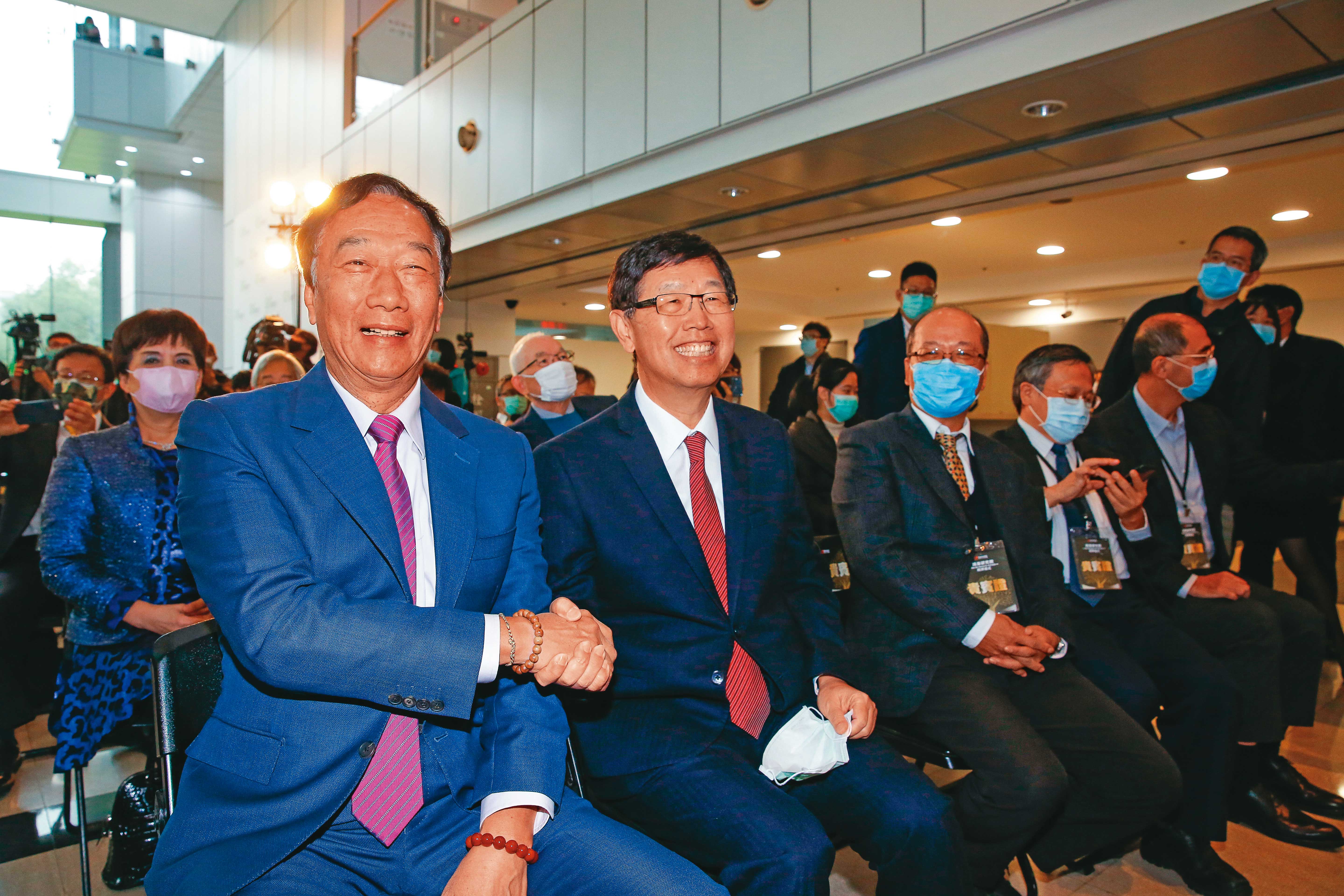 推動輪值CEO，劉揚偉與鴻海老臣派間曾有一番角力，最後在創辦人郭台銘力挺下，4月開始上路。