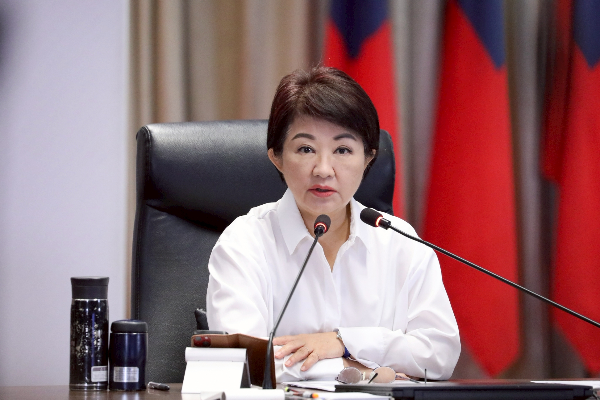 新北市一名劉姓男子於今年5月間挺罷免，身穿白襯衫、模仿臺中市長盧秀燕之口吻說：「我是民調第一媽媽市長，媽媽市長挺罷免」，被台中市警察局發現、蒐證後提告反個資法、偽造私文書、選罷法等。（翻攝台中市官網）