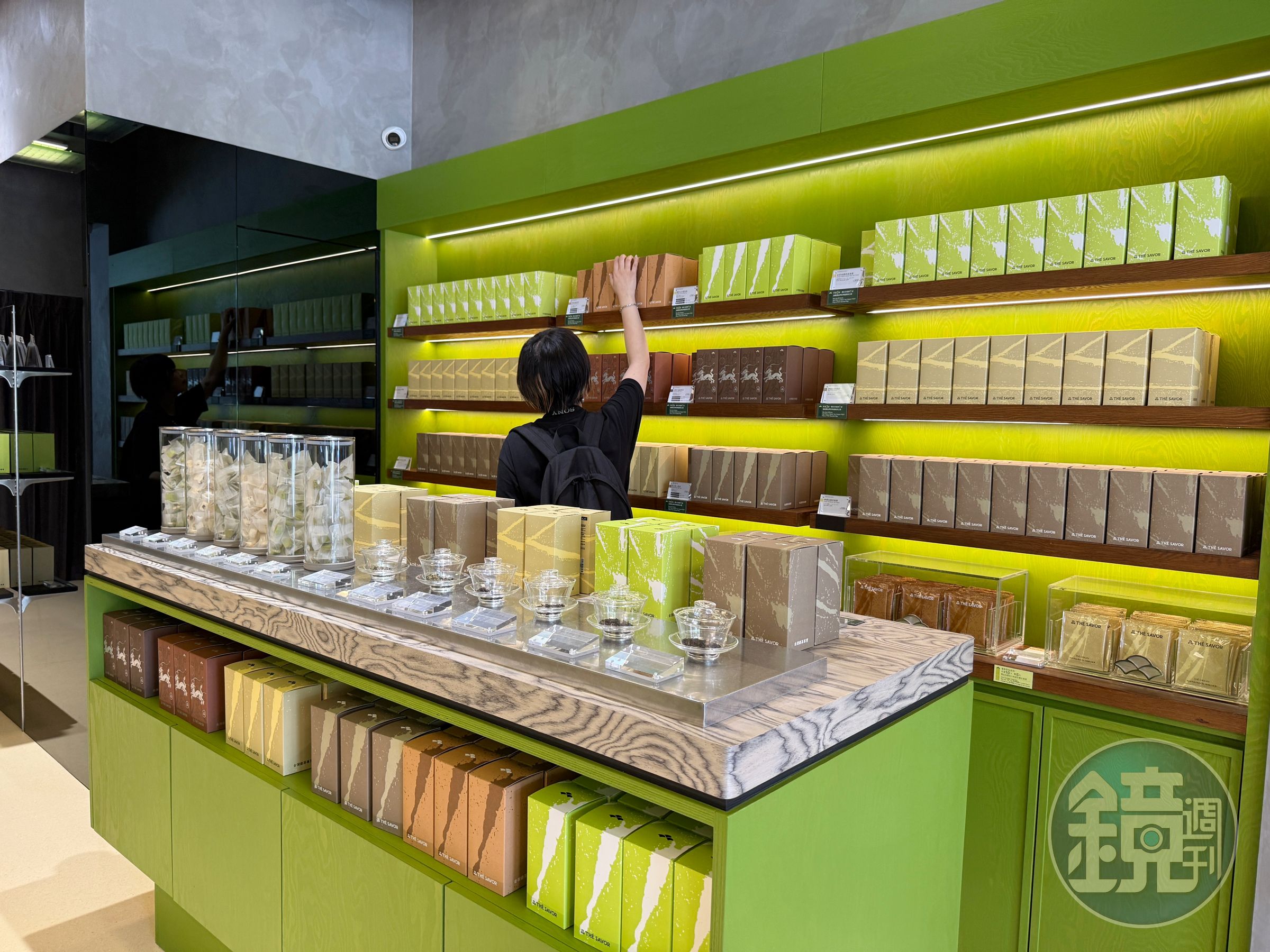 店內由不醒人Unsober Design操刀,以茶葉發酵與焙火為靈感,透過漸層色彩、木質元素打造充滿東方美學的品茶空間。