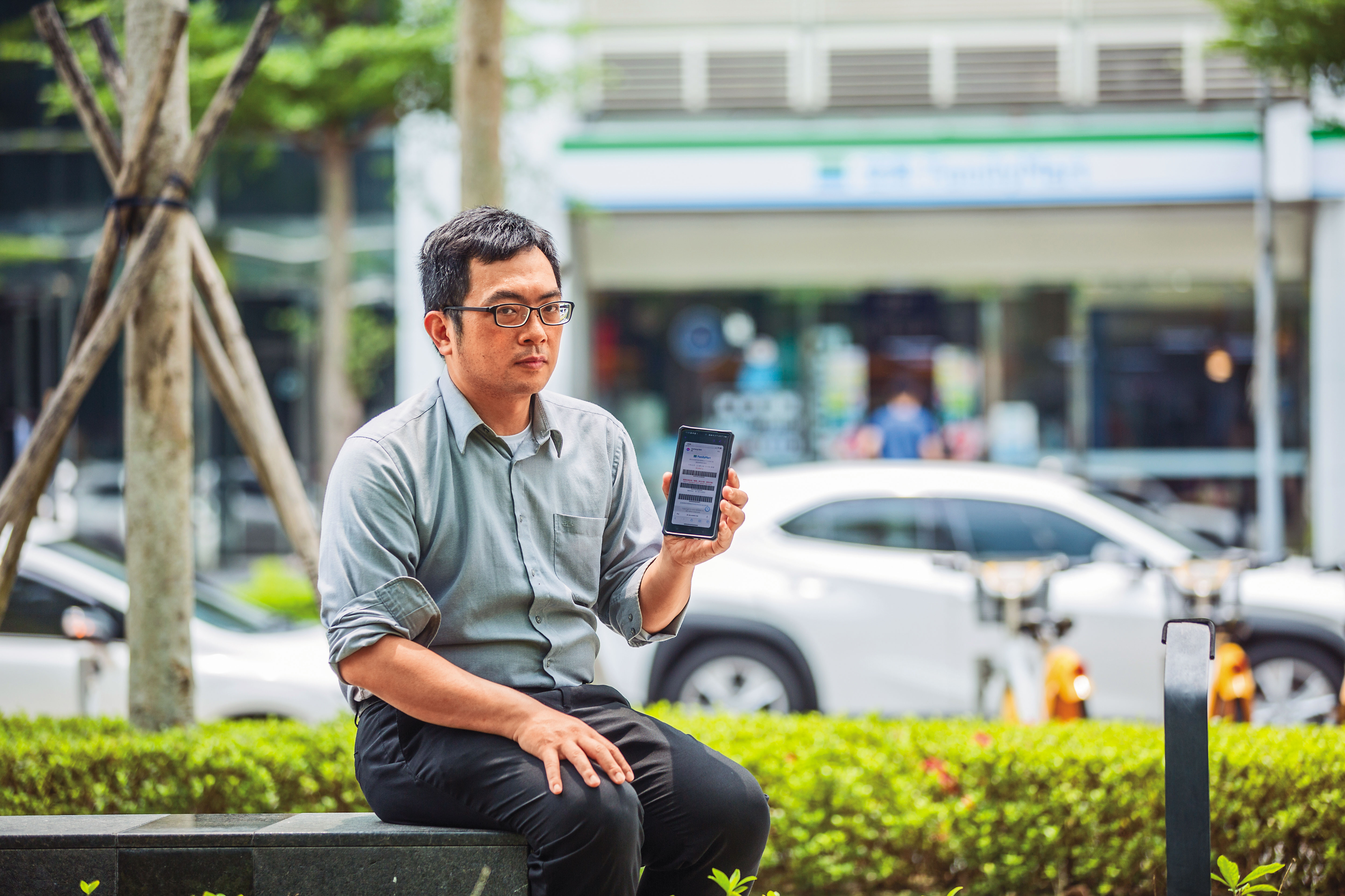 網購被詐騙的受害人James不願沉默，他勇敢站出來描述被騙過程。