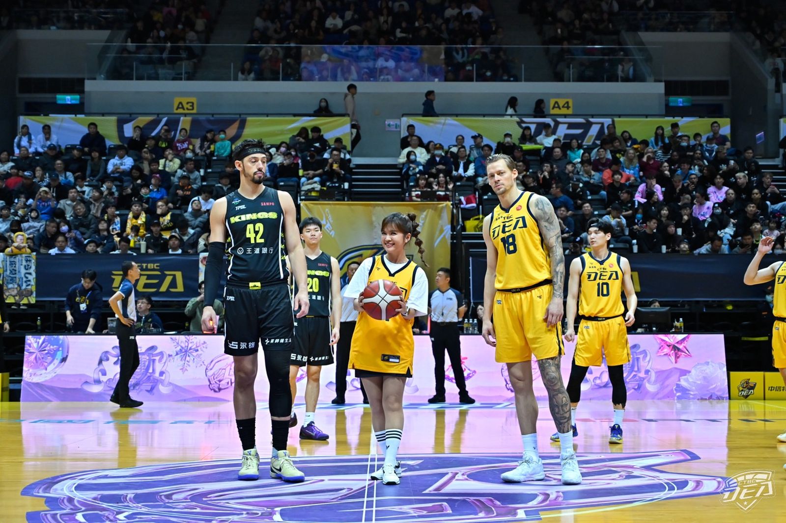 氣象主播王淑麗首度開球 期盼中信特攻強降三分雨贏賽事