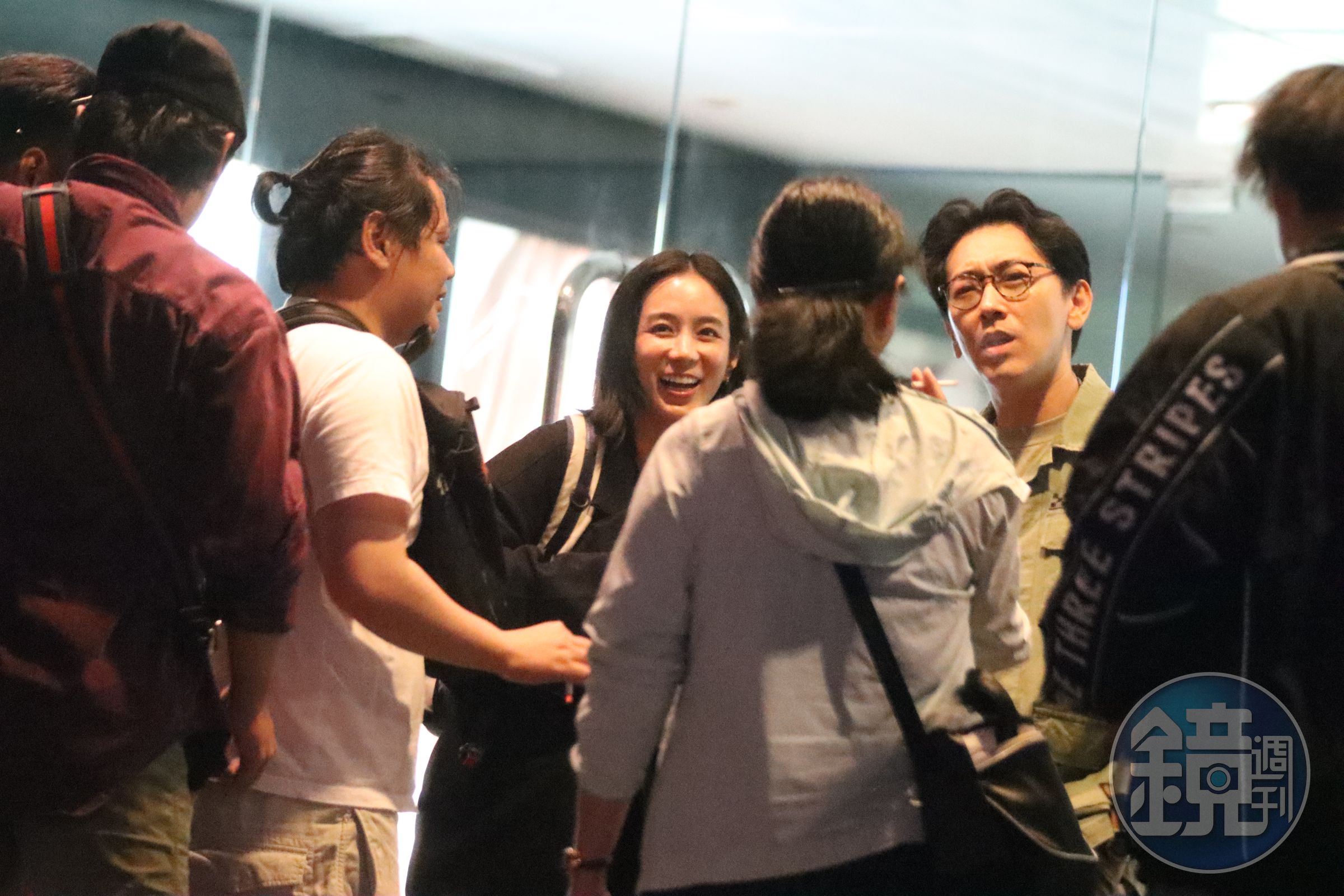 温貞菱、施名帥和工作人員談話一臉認真。