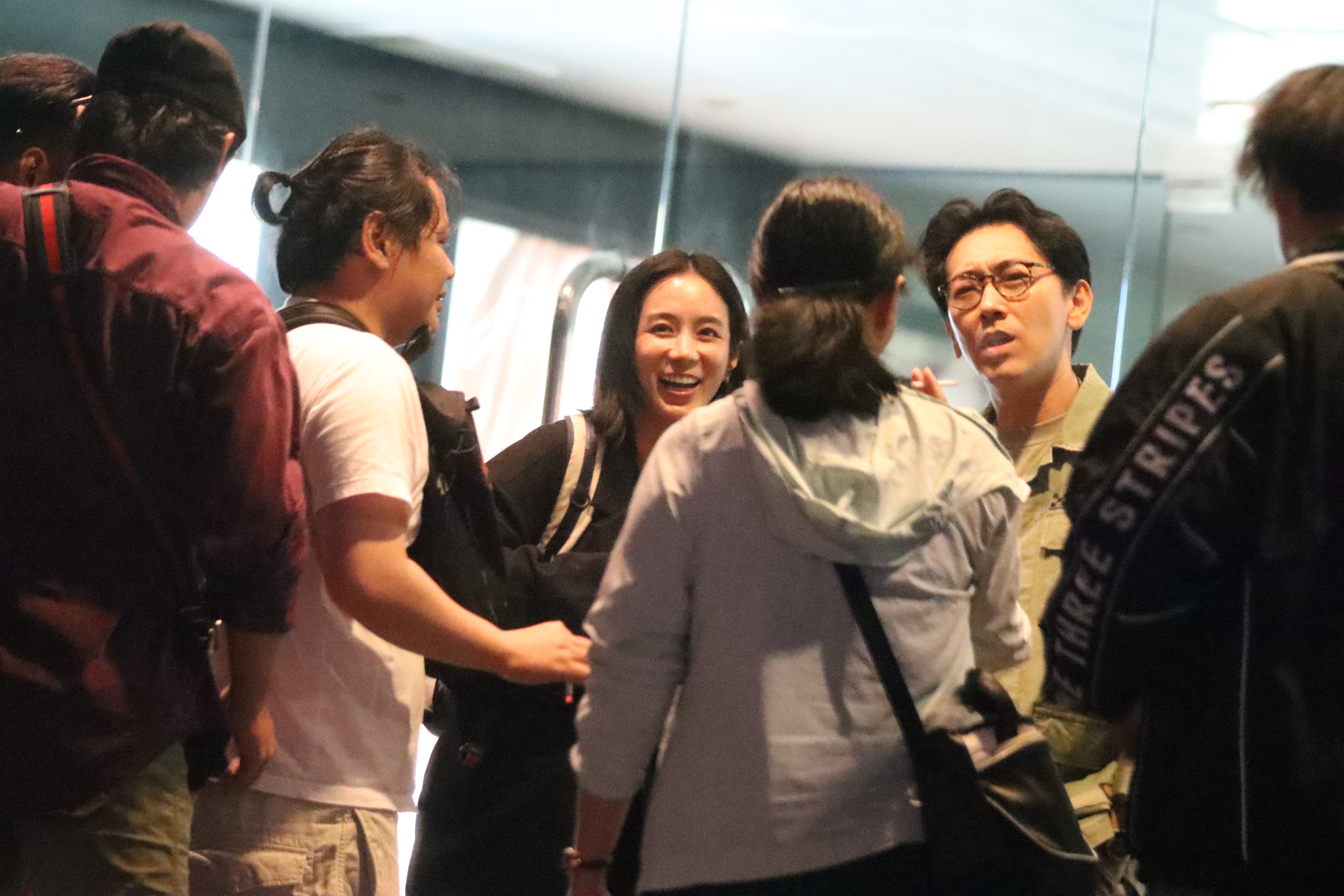 温貞菱、施名帥和工作人員談話一臉認真。