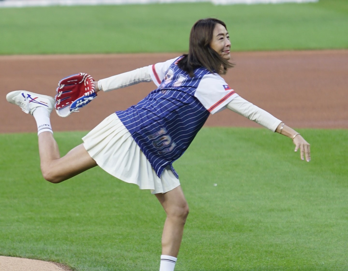 賈永婕身穿專屬的「TAIWAN 101」球衣，手拿特製的國旗手套，為大都會台灣日比賽開球。（翻攝自賈永婕臉書）