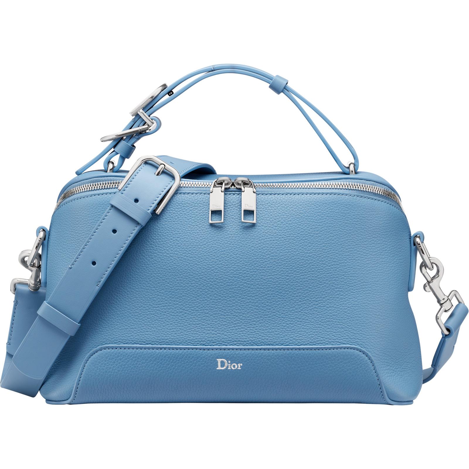 Dior Archie天藍色粒面小牛皮肩背包。NT$140,000（迪奧提供）