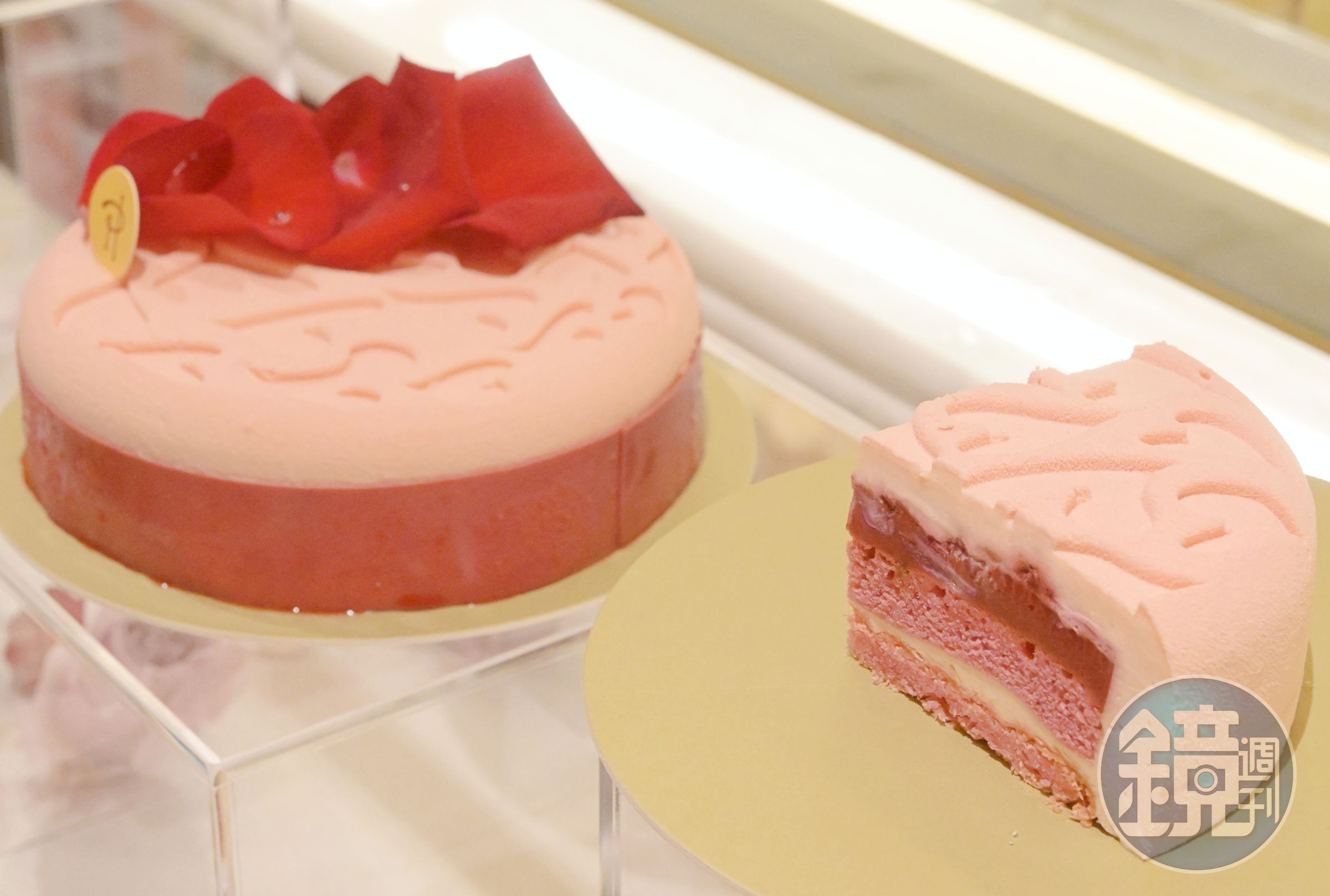 特別以愛心造型打造的「ISPAHAN COEURS MÊLÉS玫瑰荔枝與覆盆子慕斯心語」詮釋了細膩的法式花果風味。（2,280元／6吋）