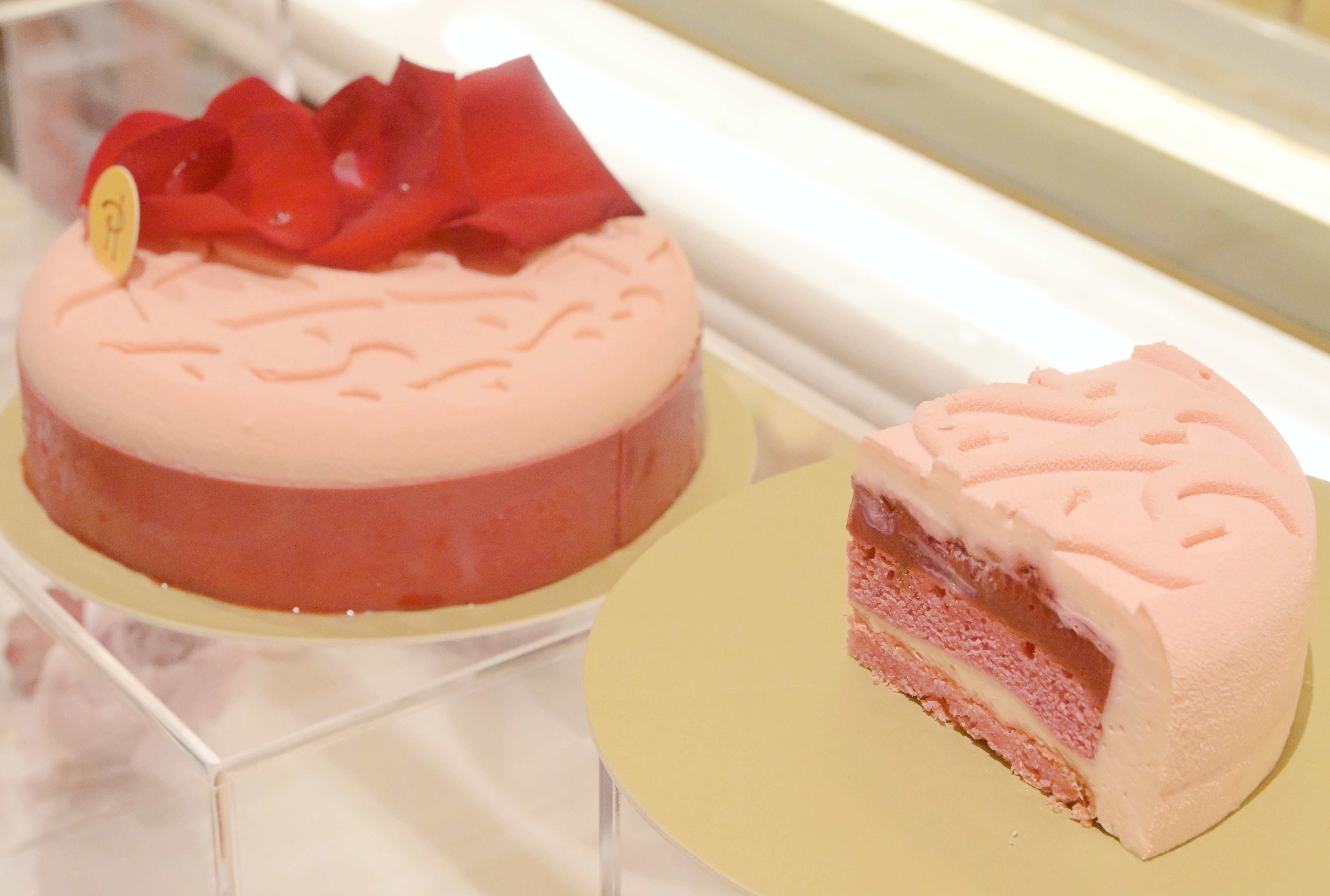 特別以愛心造型打造的「ISPAHAN COEURS MÊLÉS玫瑰荔枝與覆盆子慕斯心語」詮釋了細膩的法式花果風味。（2,280元／6吋）