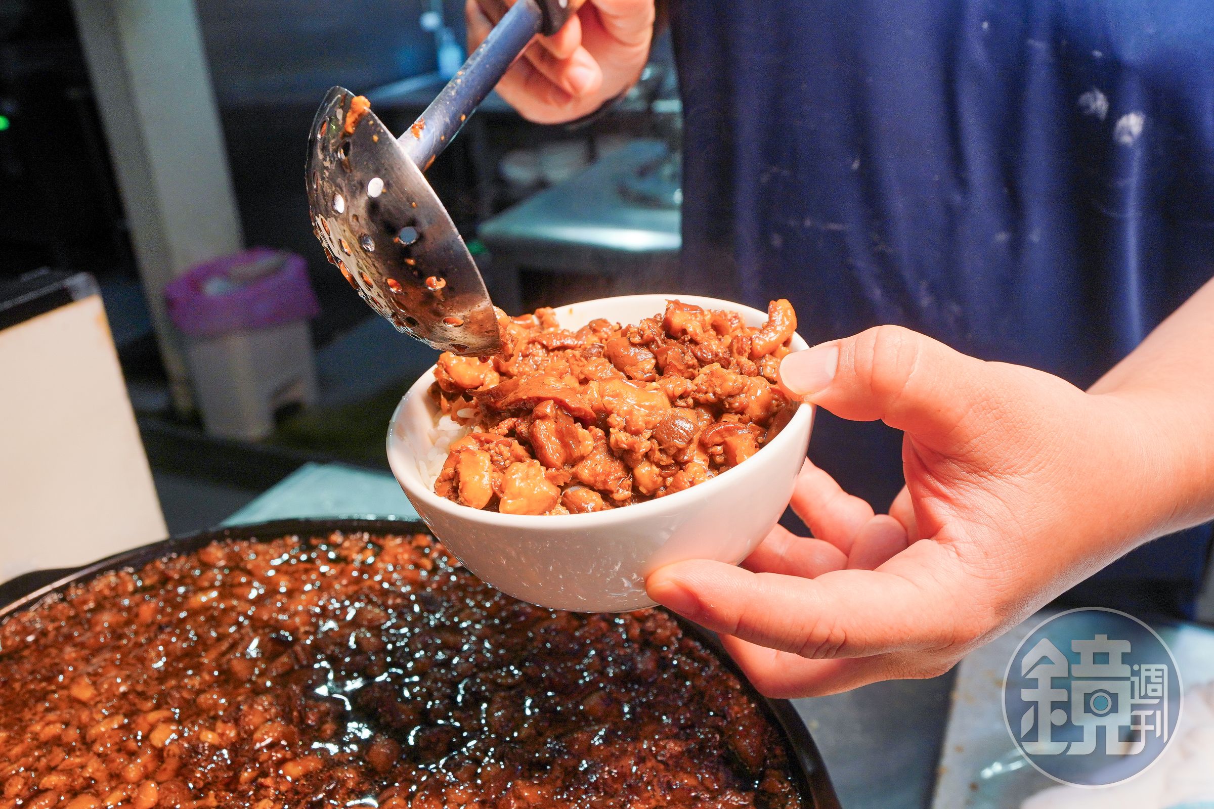 鋪上滿滿肉燥的滷肉飯,曾連續2年獲台北滷肉飯節特選。肉燥用豬後腿肉及胛心肉,採4分瘦、6分肥比例,與紅蔥頭炒出鑊氣才下調料。(50元/小碗)