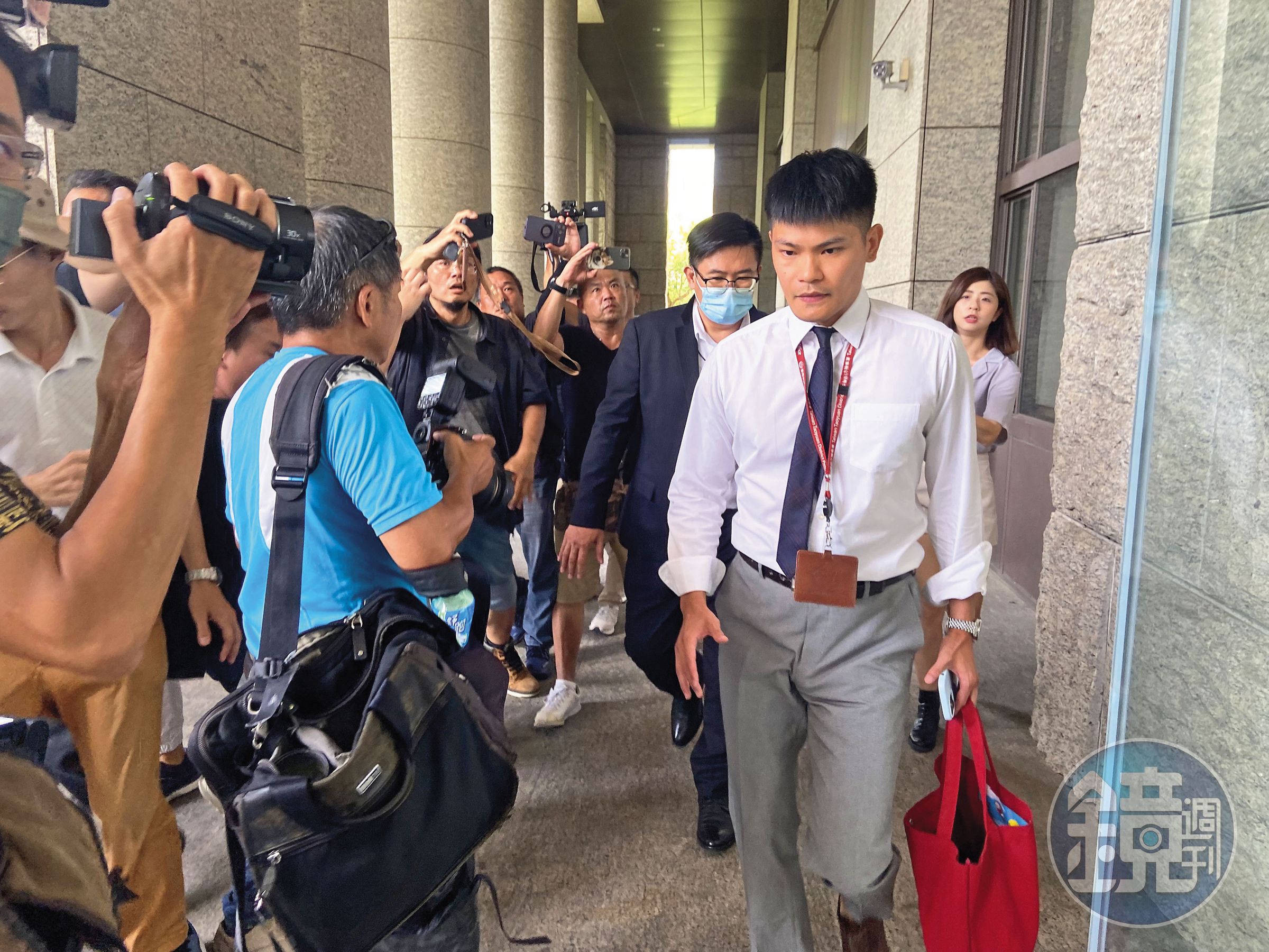 鄭文燦案是由曾被指控為恐怖情人的檢察官陳嘉義（前）偵辦。