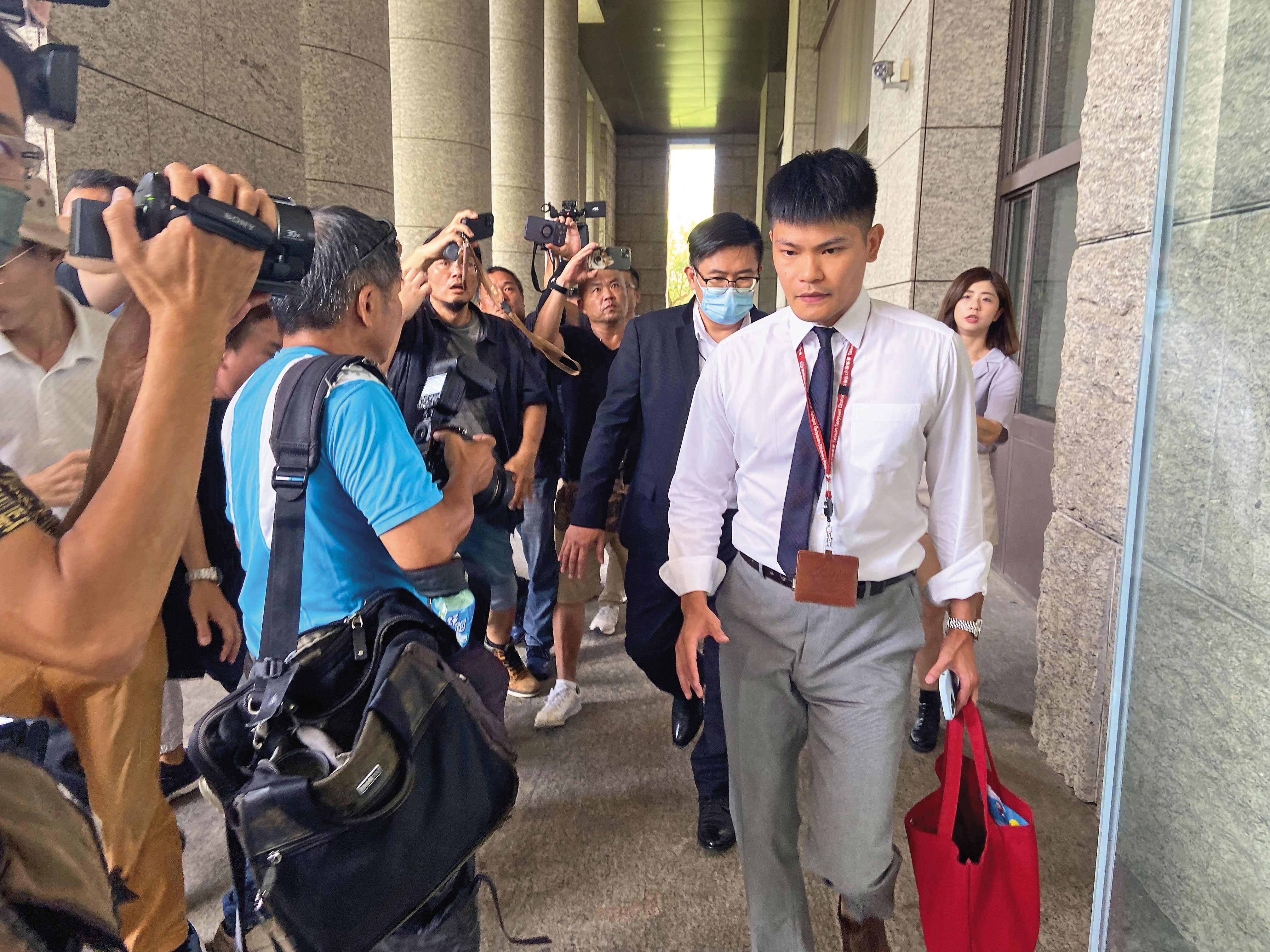 鄭文燦案是由曾被指控為恐怖情人的檢察官陳嘉義(前)偵辦。
