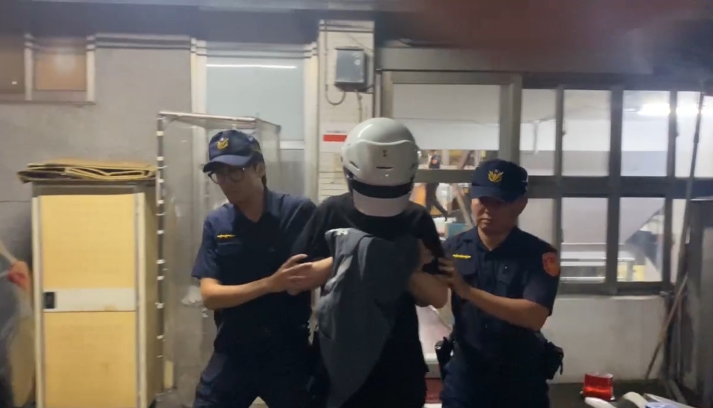 李男被依現行犯逮捕，警方訊後將他移送地檢署偵辦。（翻攝畫面）