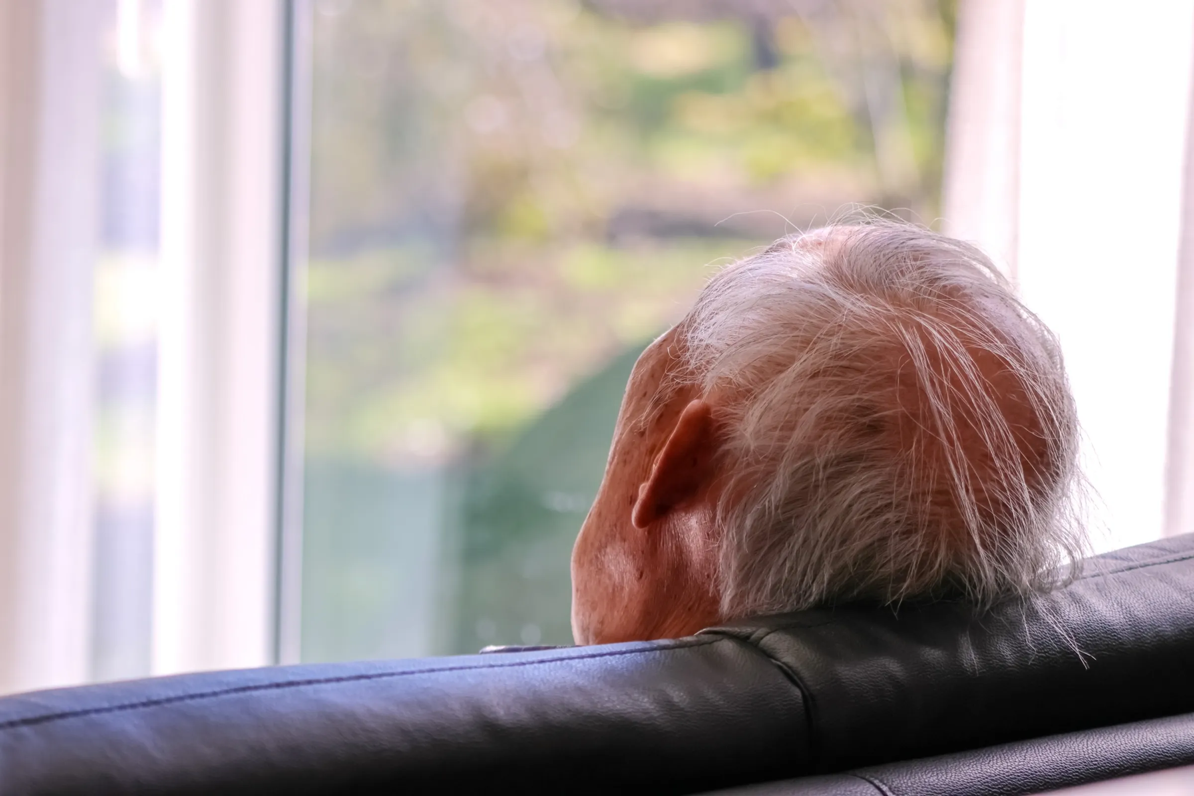 一名80歲老翁被63歲女友哄騙，短短三個月被騙走21萬，感到後悔萬分。（示意圖，photoAC）