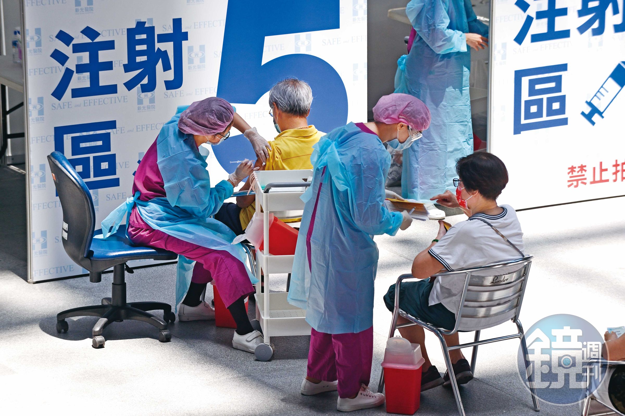 已經運作30年的全民健保長期嚴格控管成本，近年警訊頻傳，第一線醫護短缺成為嚴重問題。