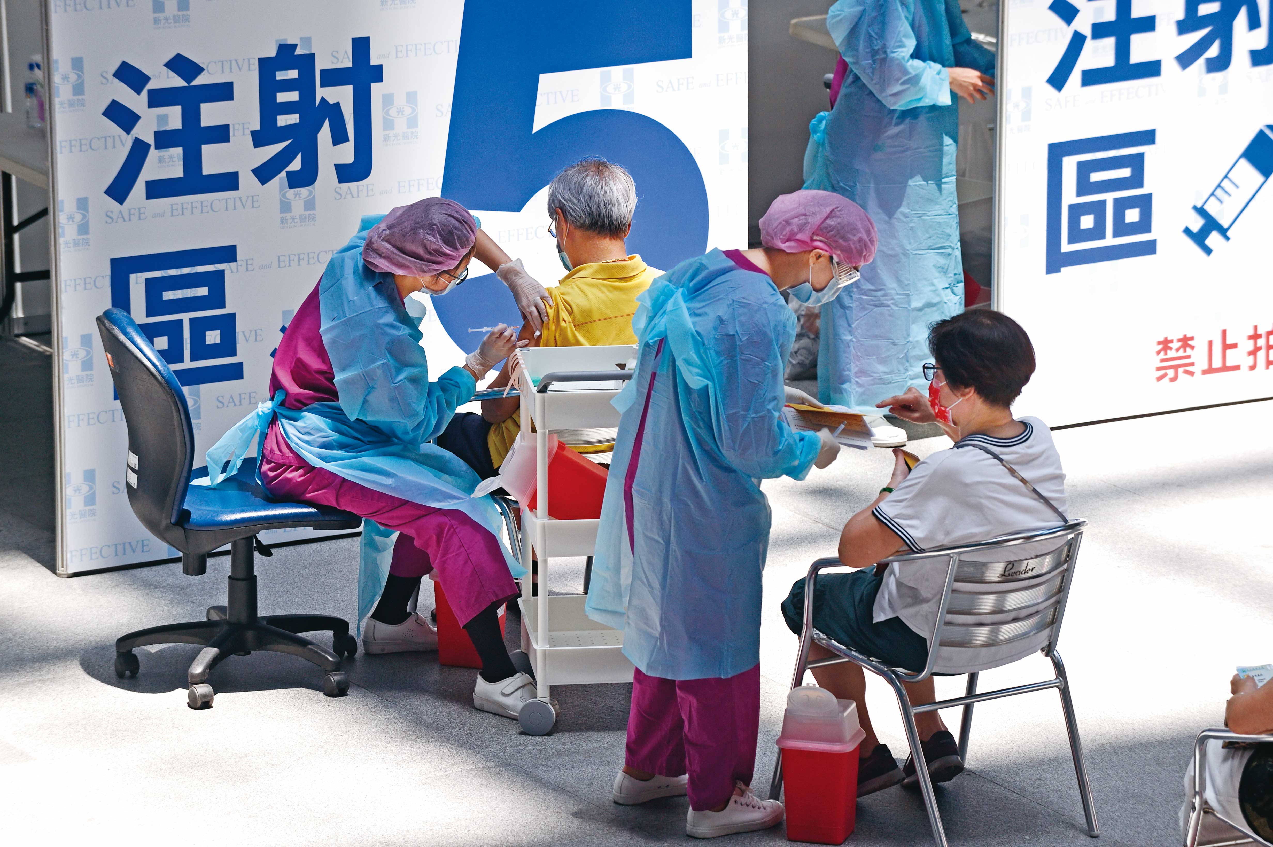 已經運作30年的全民健保長期嚴格控管成本，近年警訊頻傳，第一線醫護短缺成為嚴重問題。