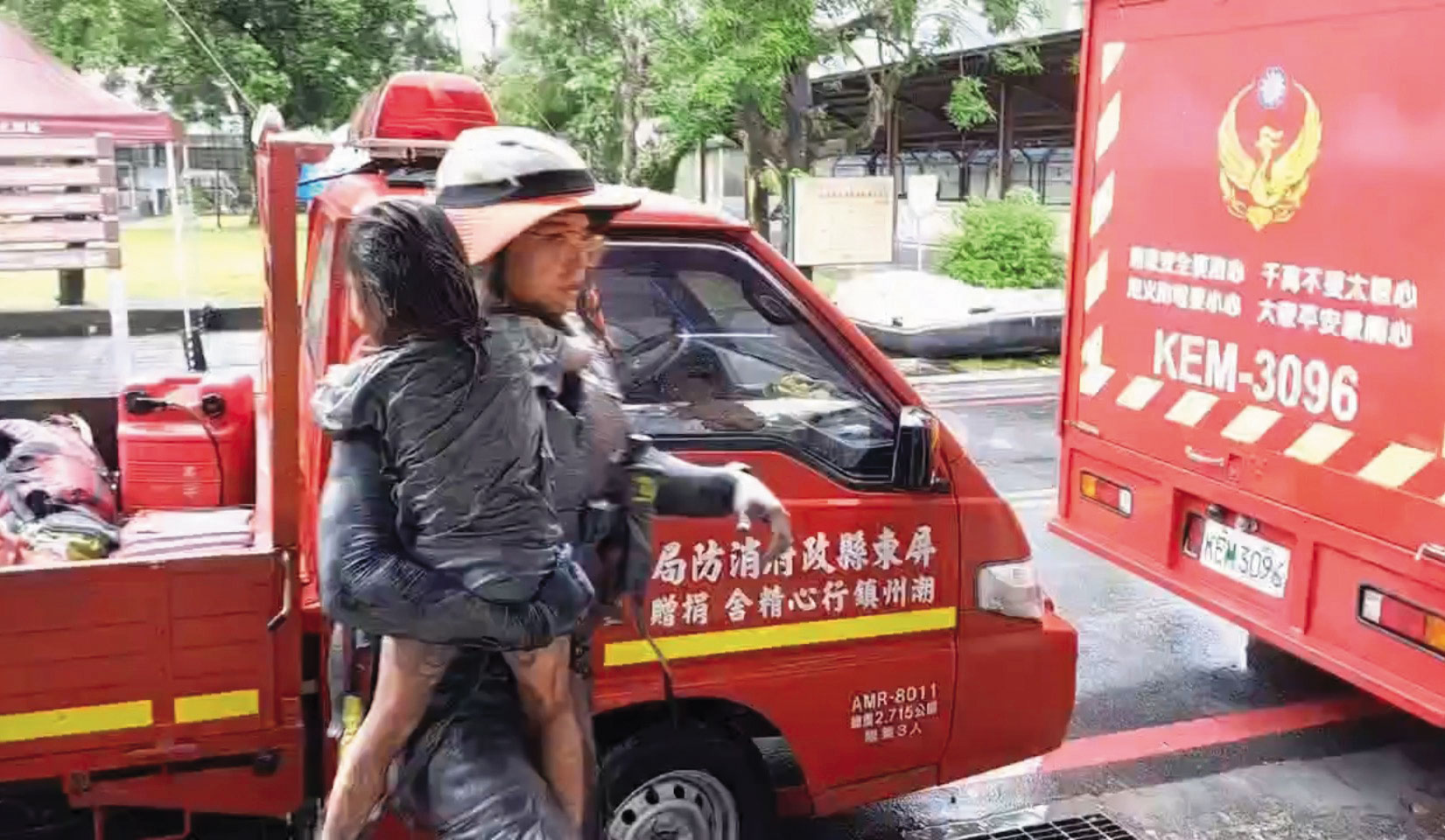 屏東特搜大隊合力救出受困24小時的小女孩,但他們強調阿公阿婆的犧牲大愛才是小孩活下來的關鍵。(屏東特搜隊提供)