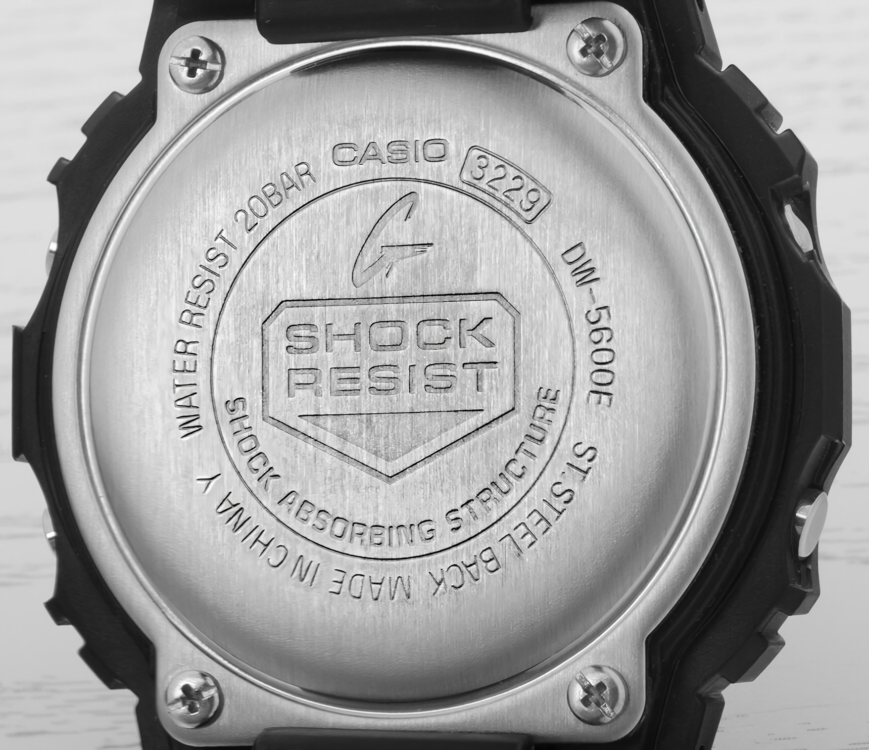 DW‑5600C 換上玻纖樹脂殼與四螺絲背蓋，大幅簡化結構，降低成本，成為 G‑SHOCK 普及化的關鍵轉捩點。