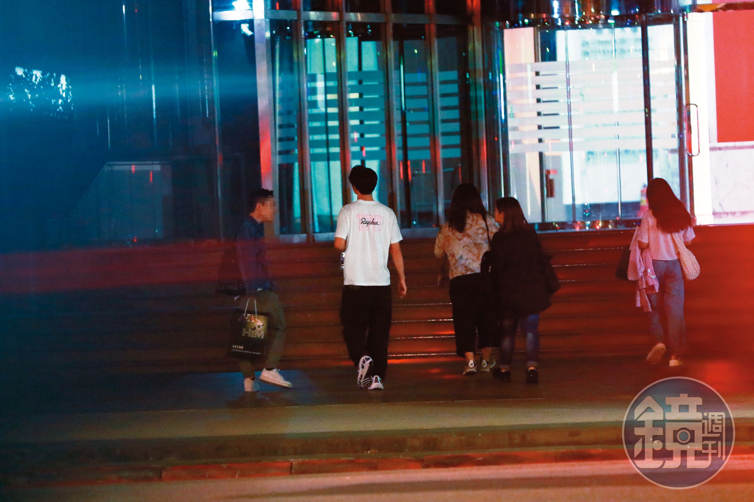11/8，22：08陳昊森邊走邊喝水，馬不停蹄前往十樓的POP Radio錄製節目。