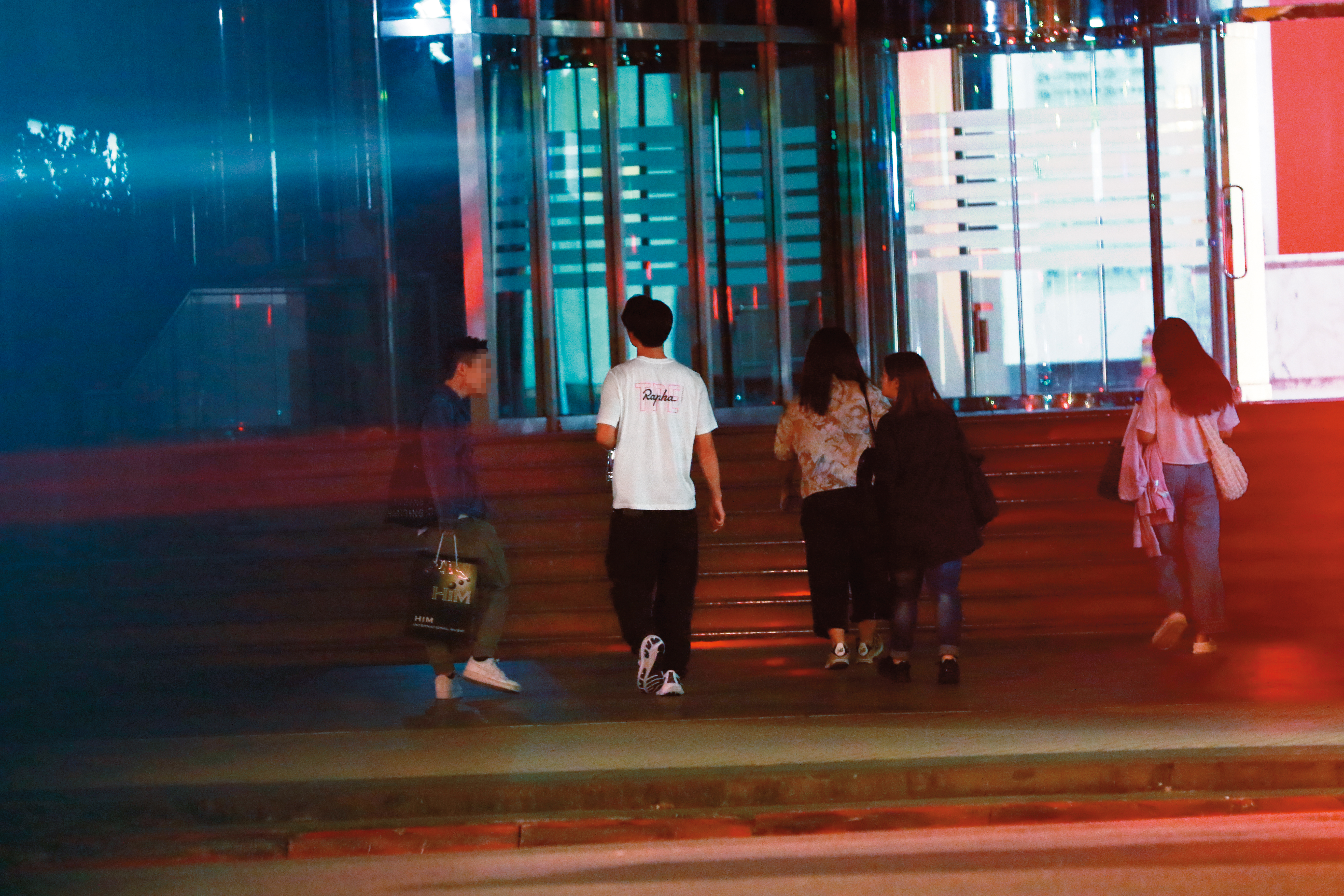 11/8，22：08陳昊森邊走邊喝水，馬不停蹄前往十樓的POP Radio錄製節目