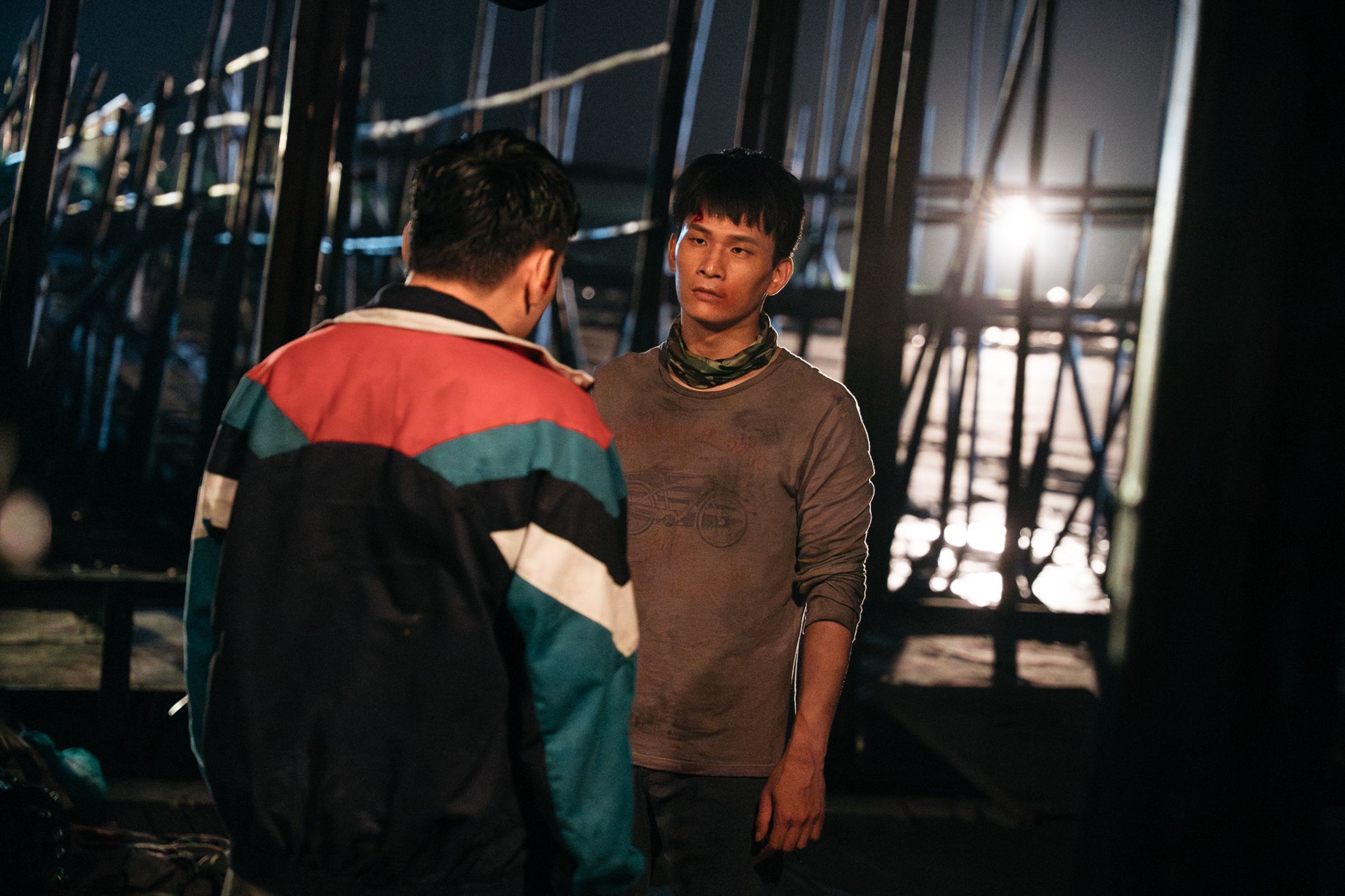 黃奇斌（右）在《死亡賭局》中充滿爆發力的演技驚豔劇組。（英傑哆影業提供） 