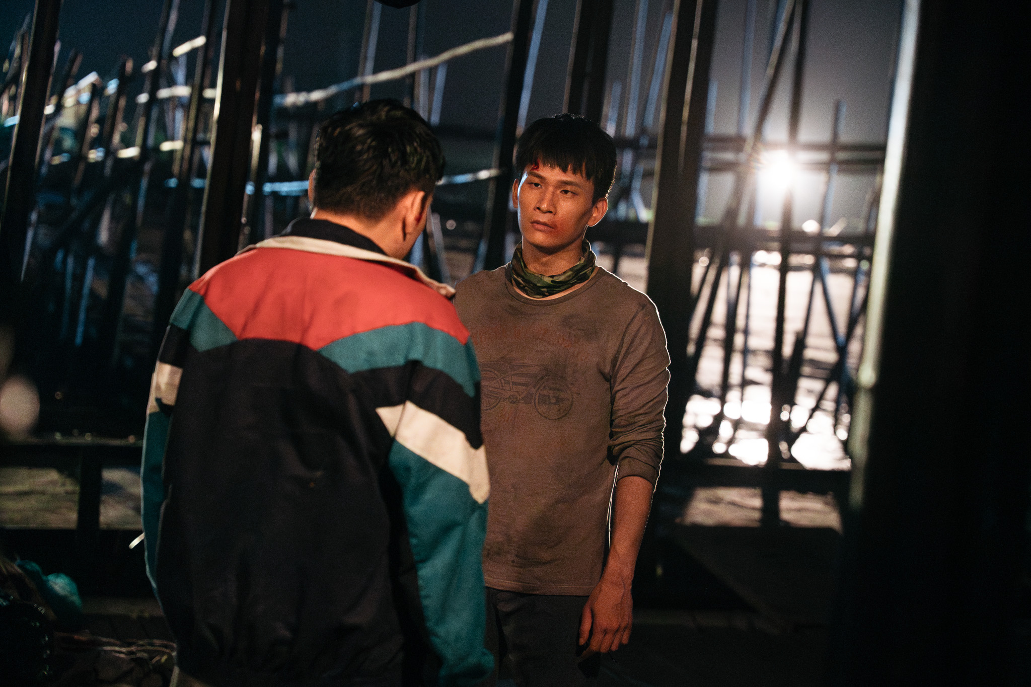 黃奇斌（右）在《死亡賭局》中充滿爆發力的演技驚豔劇組。（英傑哆影業提供） 