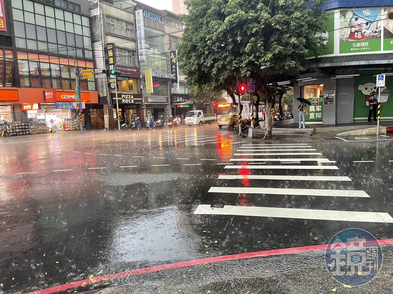下班記得帶傘！對流雲系發威雨彈來襲　14縣市豪大雨特報