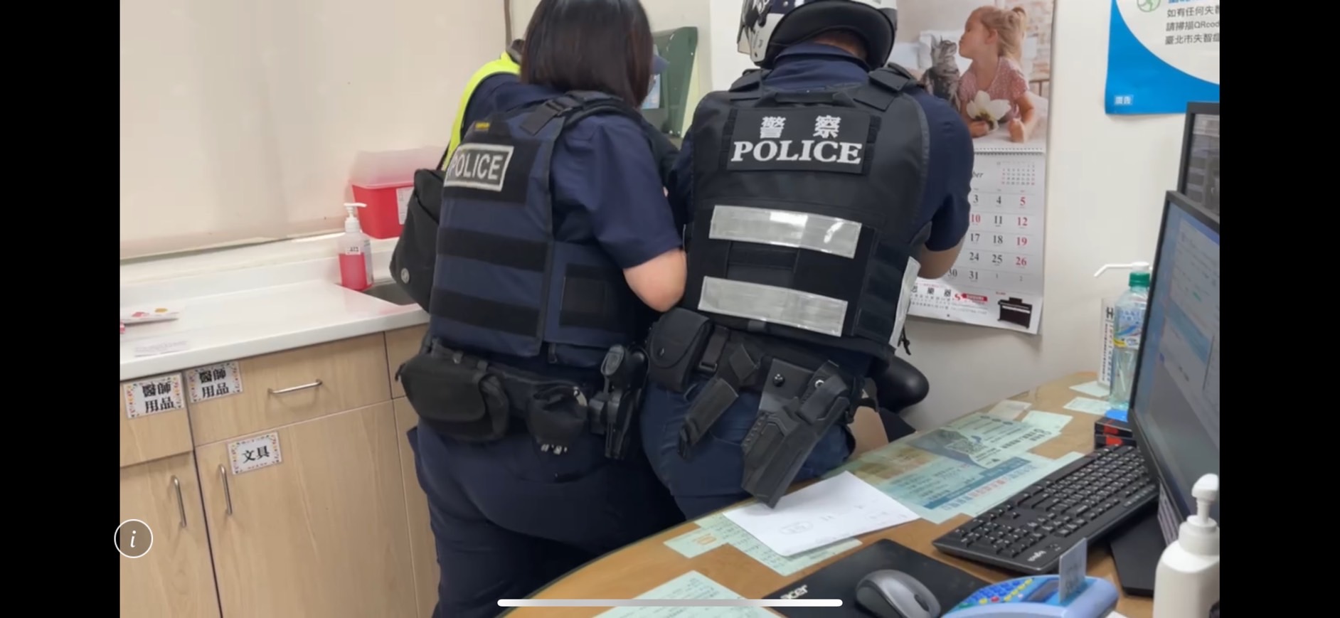 警方趁機壓制林女並奪下她手中的水果刀。（翻攝畫面）