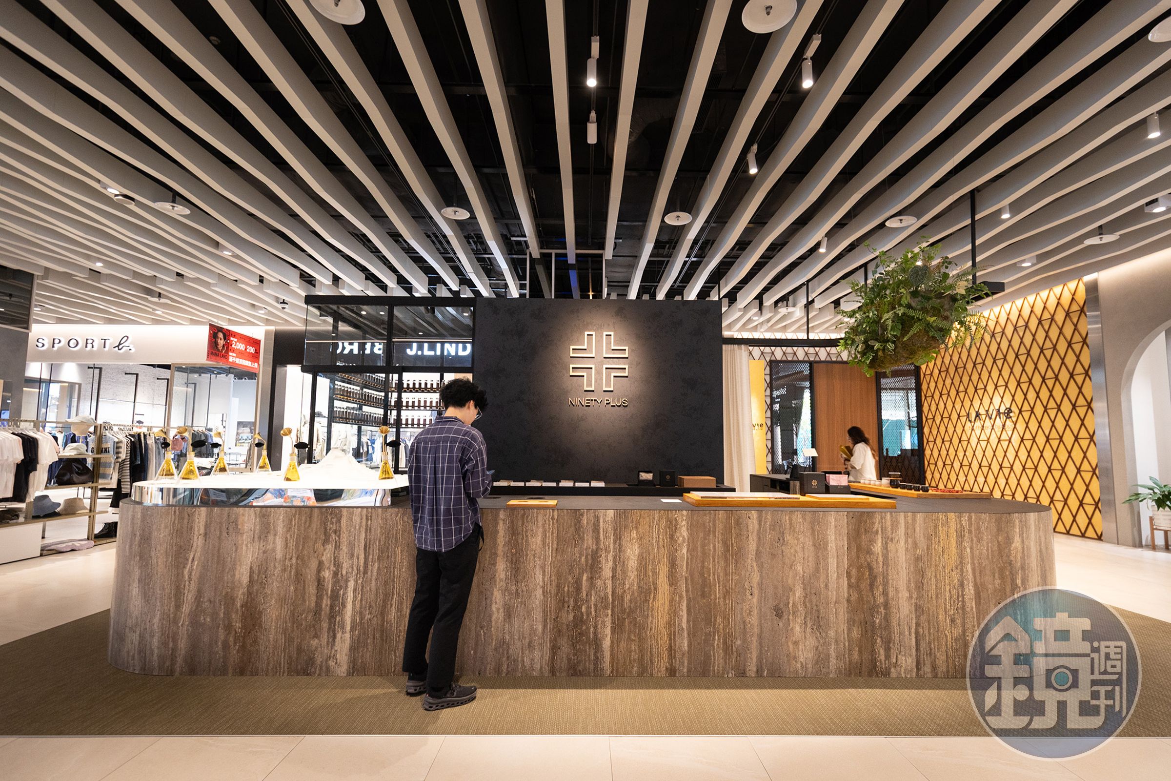 Ninety Plus旗艦店由築內國際設計，展現土地與時間的印記，細膩呈現人與自然的共生。
