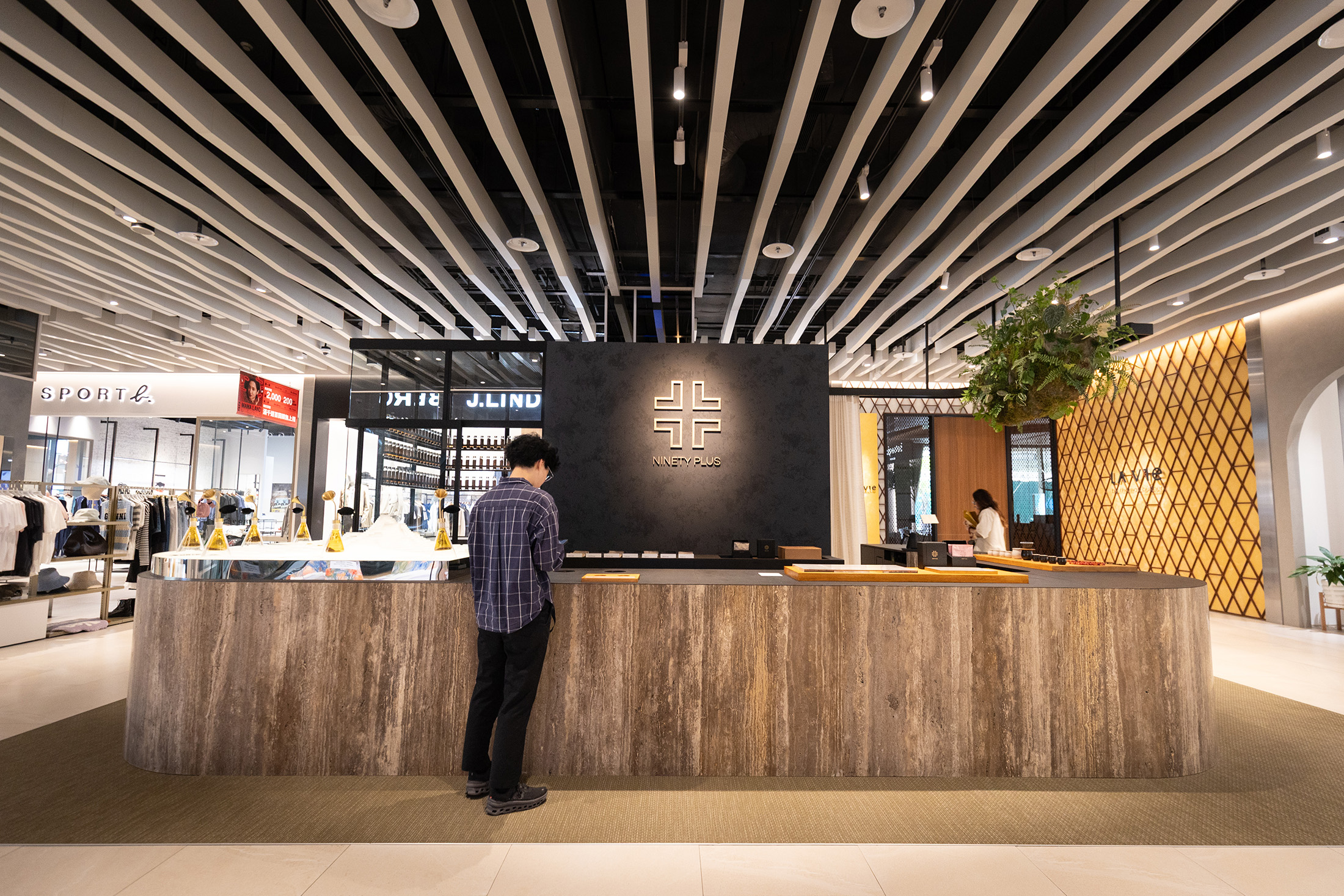 Ninety Plus旗艦店由築內國際設計,展現土地與時間的印記,細膩呈現人與自然的共生。
