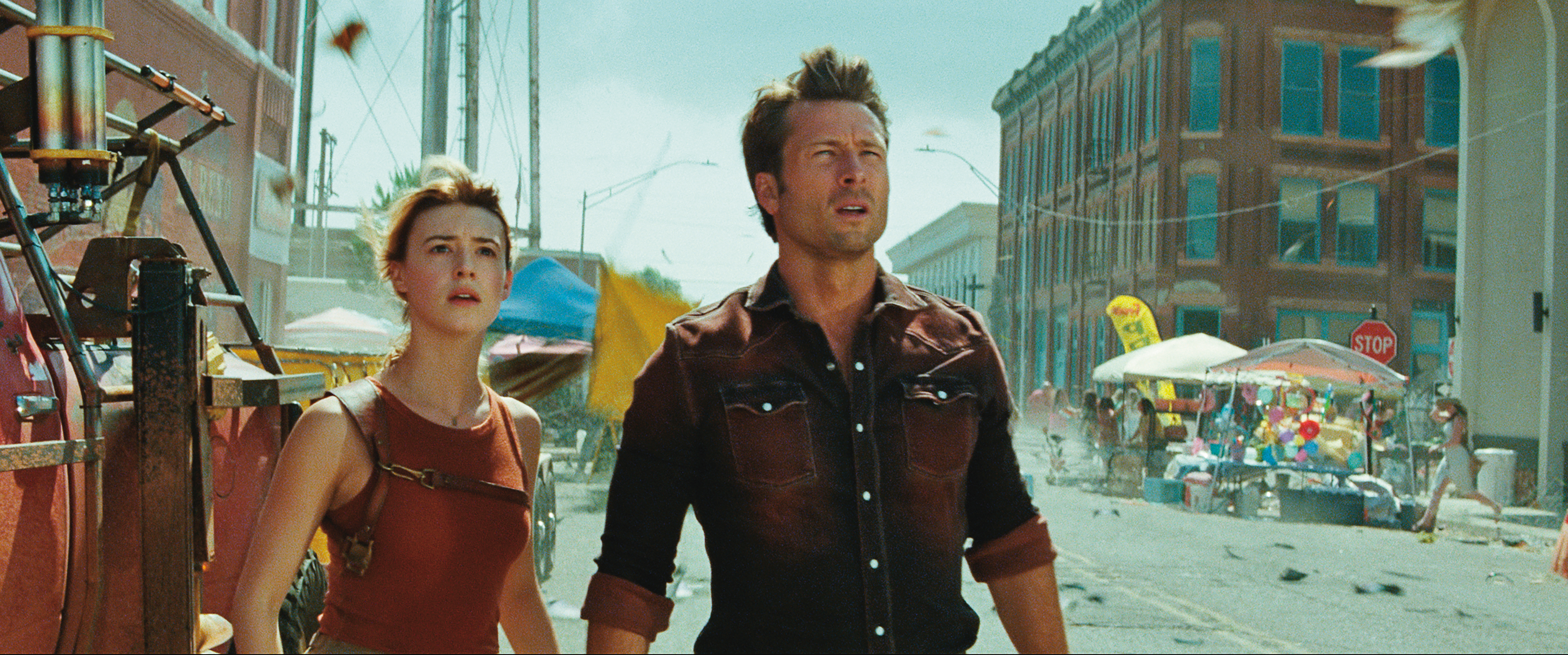 美國中西部龍捲風長出現的路徑上，菁英與街頭雜牌軍各自組成追風團隊，為生死存亡奮戰。（華納提供）