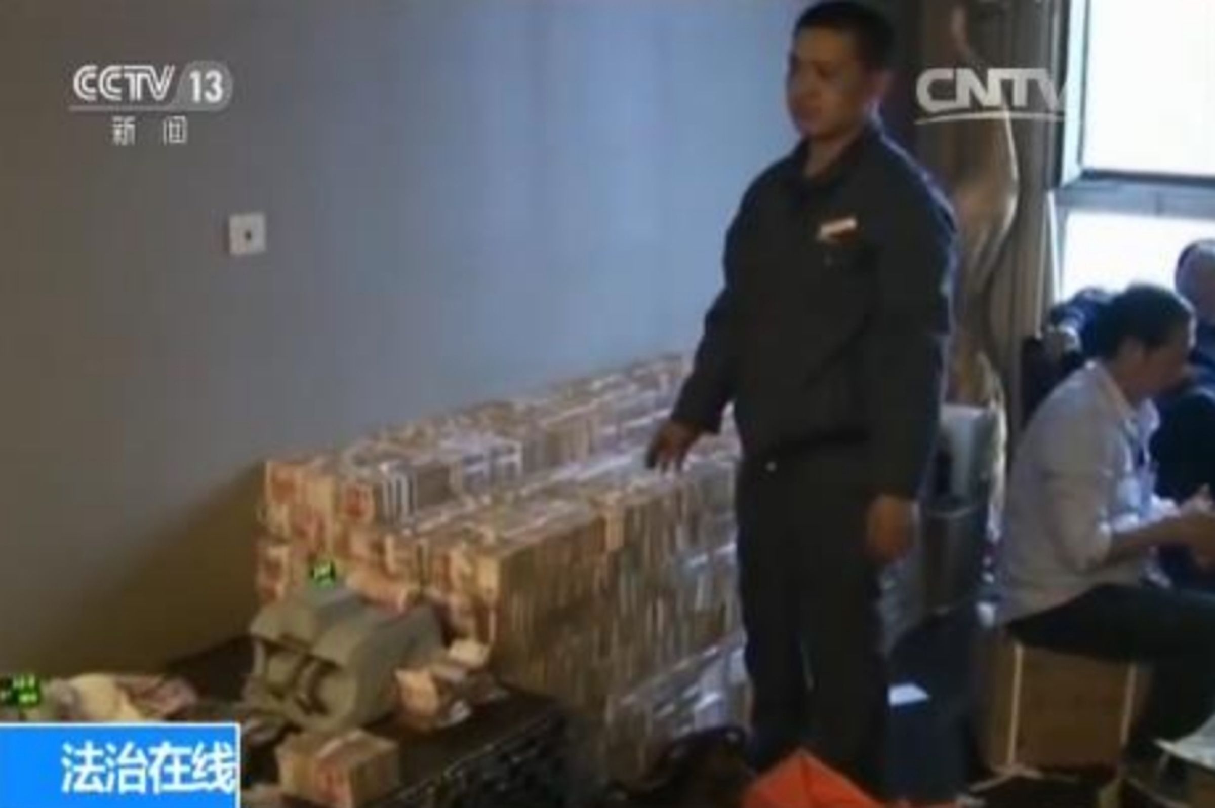 中共貪官魏鵬遠涉嫌收受大量賄款,家中被搜出鉅額現金。(翻攝自CCTV)